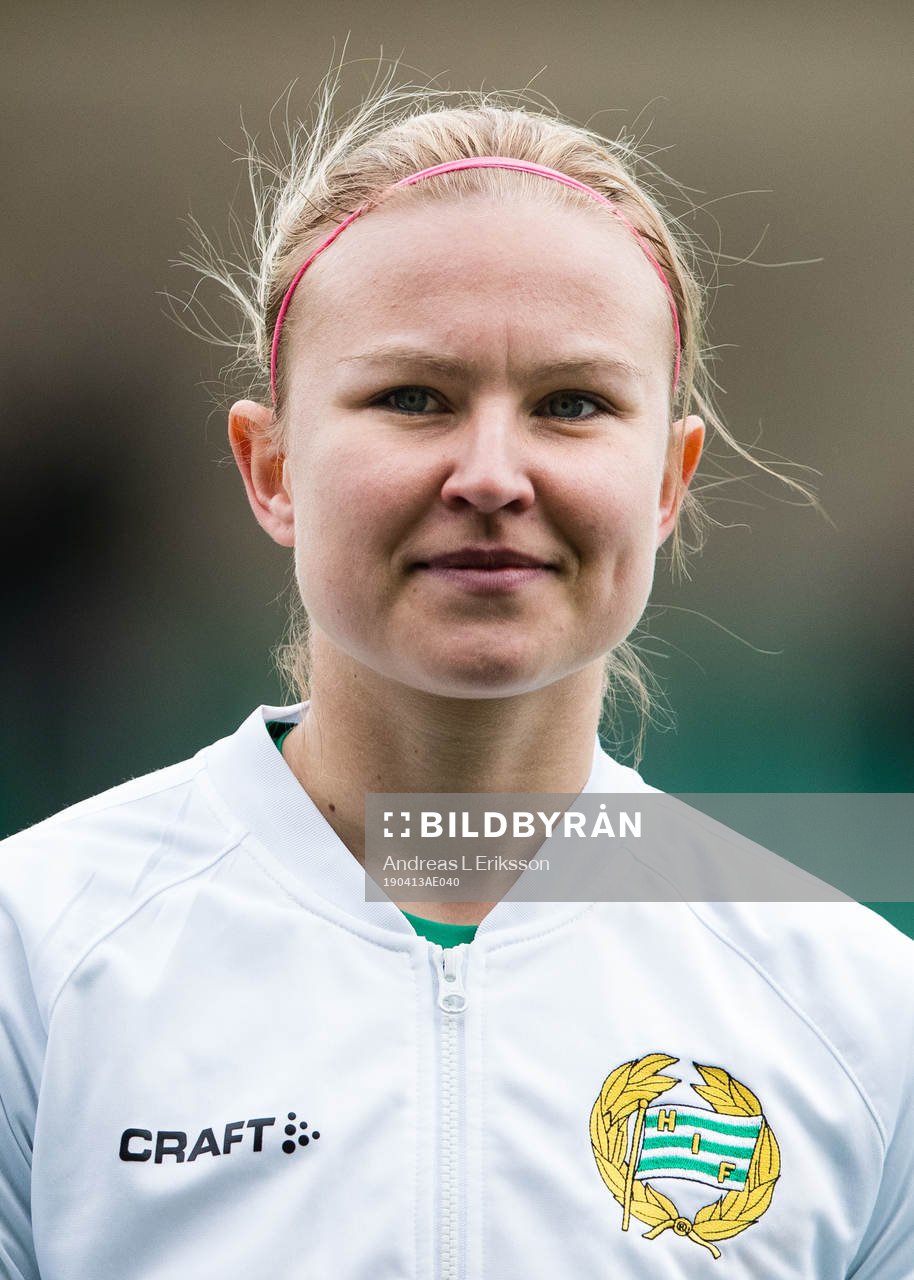Hammarbys Elin Bergkvist innan fotbollsmatchen i Elitettan mellan Hammarby och Brommapojkarna den 13 april 2019 i Stockholm.