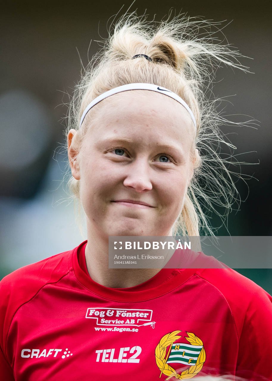 Hammarbys målvakt Jonna Andersson innan  fotbollsmatchen i