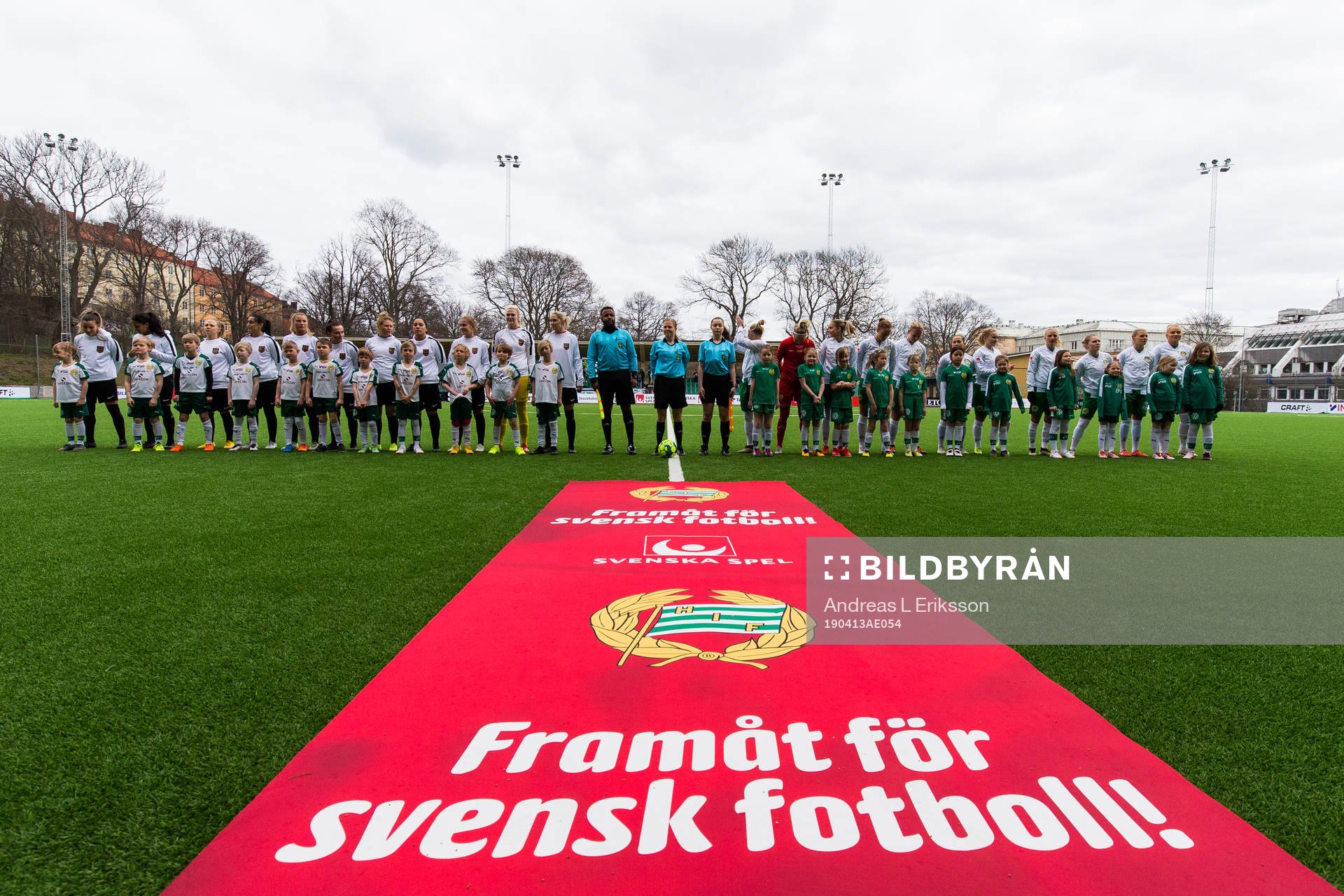 Domarna och spelarna från Brommapojkarna och Hammarby