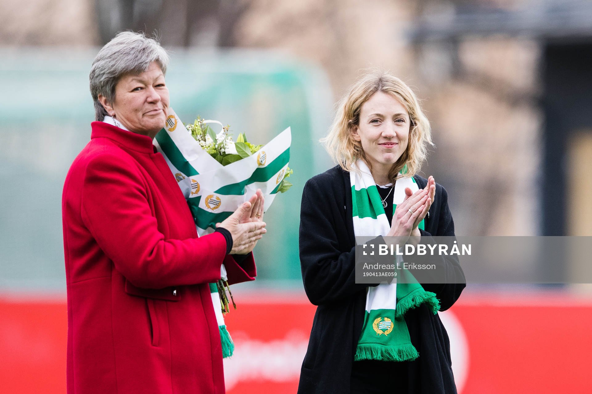 Arbetsmarknadsminister Ylva Johansson tackar av tidigare Hammaryspelaren Olga Ekblom innan fotbollsmatchen i Elitettan mellan Hammarby och Brommapojkarna den 13 april 2019 i Stockholm.