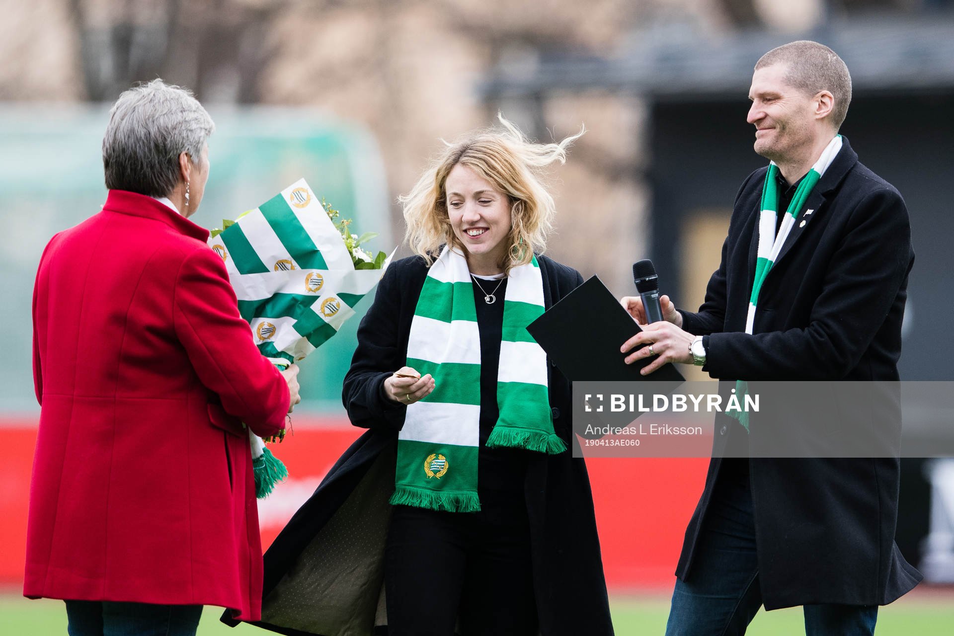 Arbetsmarknadsminister Ylva Johansson och Hammarby ordförande Richard von Yxkull tackar av tidigare Hammaryspelaren Olga Ekblom innan fotbollsmatchen i Elitettan mellan Hammarby och Brommapojkarna den 13 april 2019 i Stockholm.