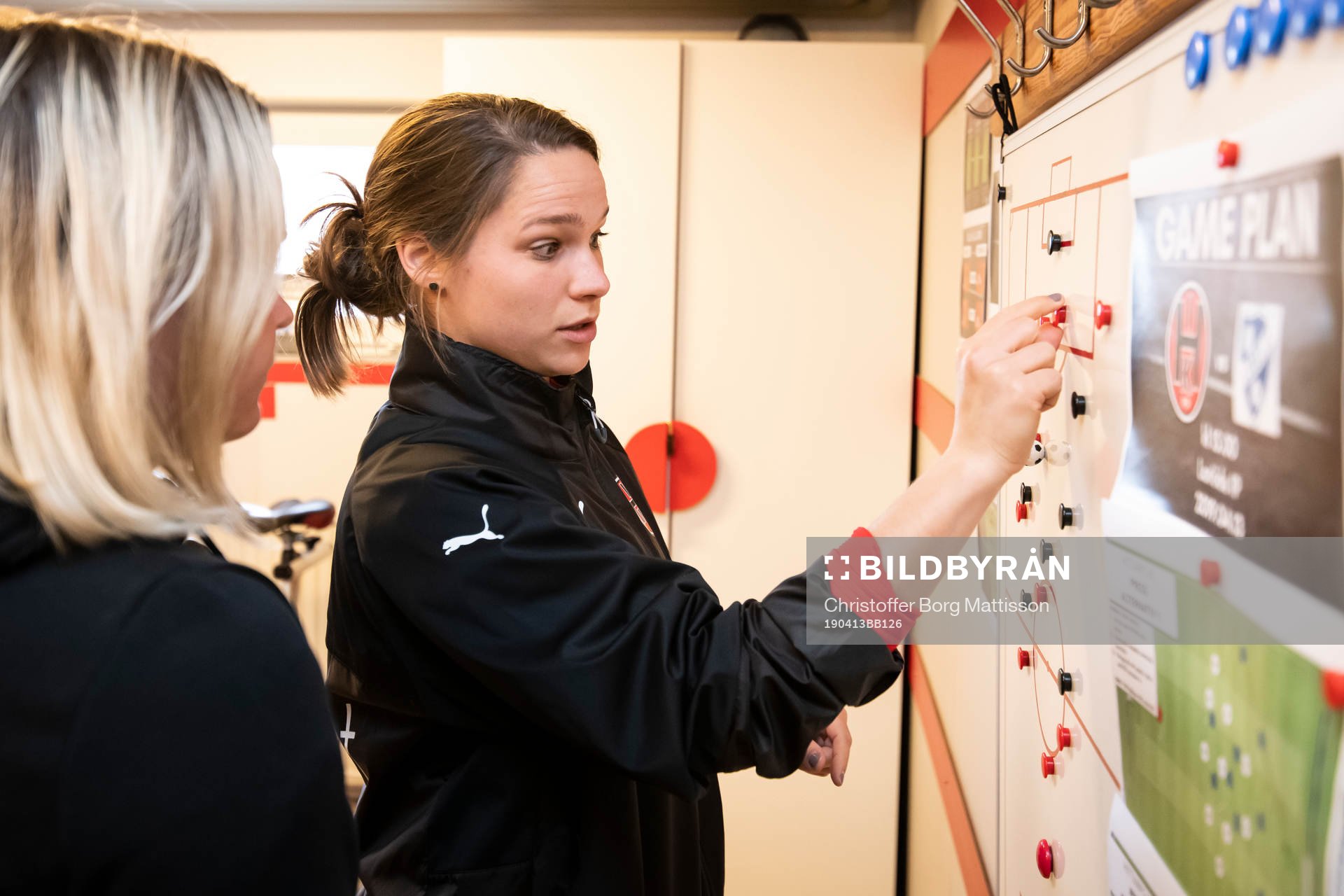 Hittarps tränare Ieva Kibirkstis instruerar Lisa Håkansson