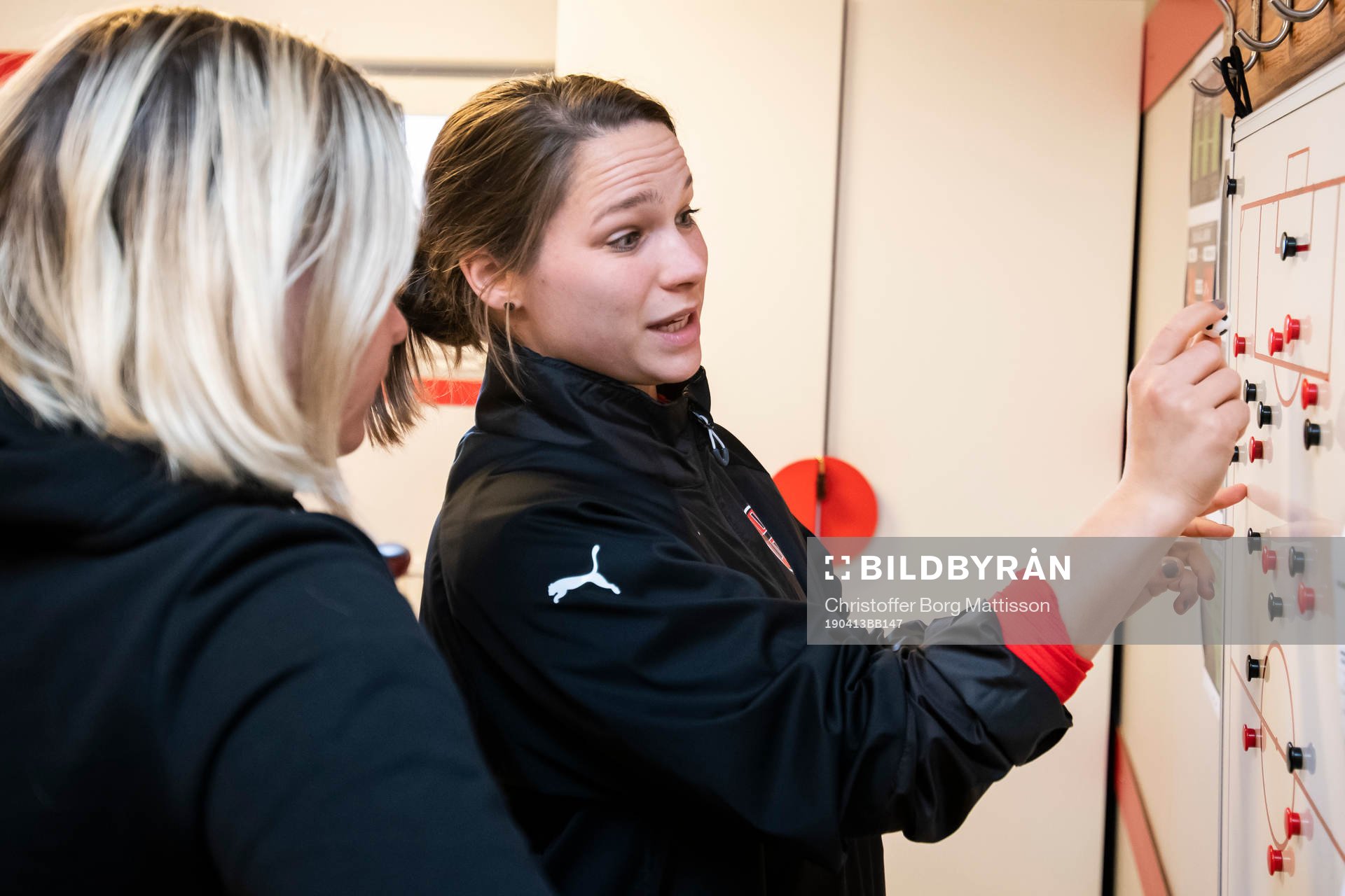 Hittarps tränare Ieva Kibirkstis instruerar Lisa Håkansson
