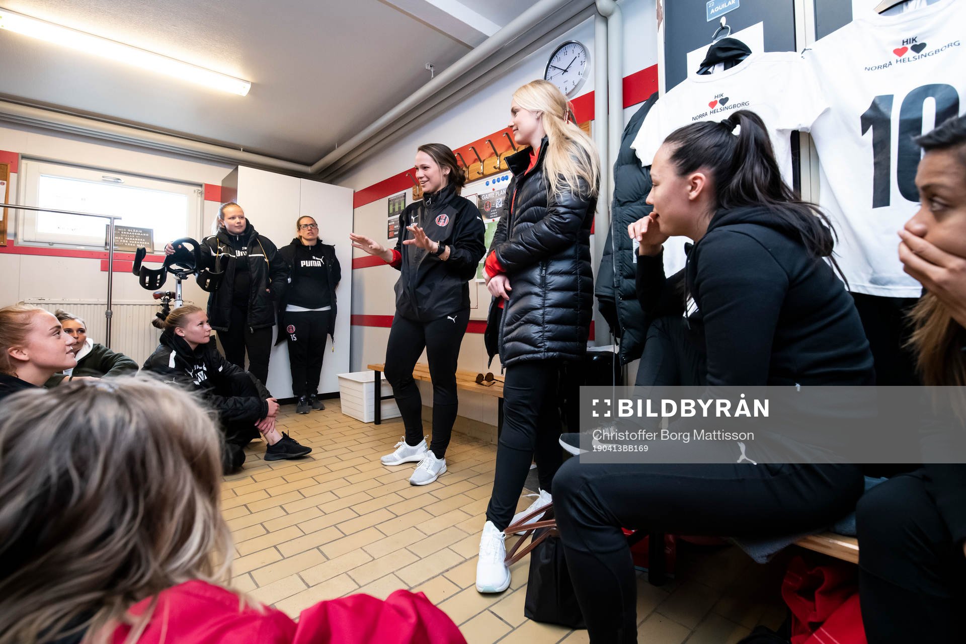 Hittarps tränare Ieva Kibirkstis instruerar laget i omklädningsrum inför fotbollsmatchen i Division 1 södra götaland mellan Hittarp och Lörby den 13 april 2019 i Helsingborg.