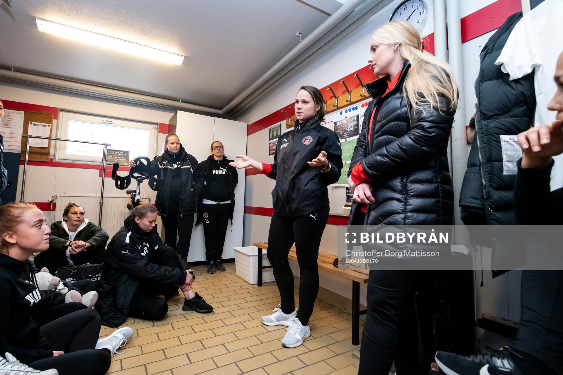 Hittarps tränare Ieva Kibirkstis instruerar laget i