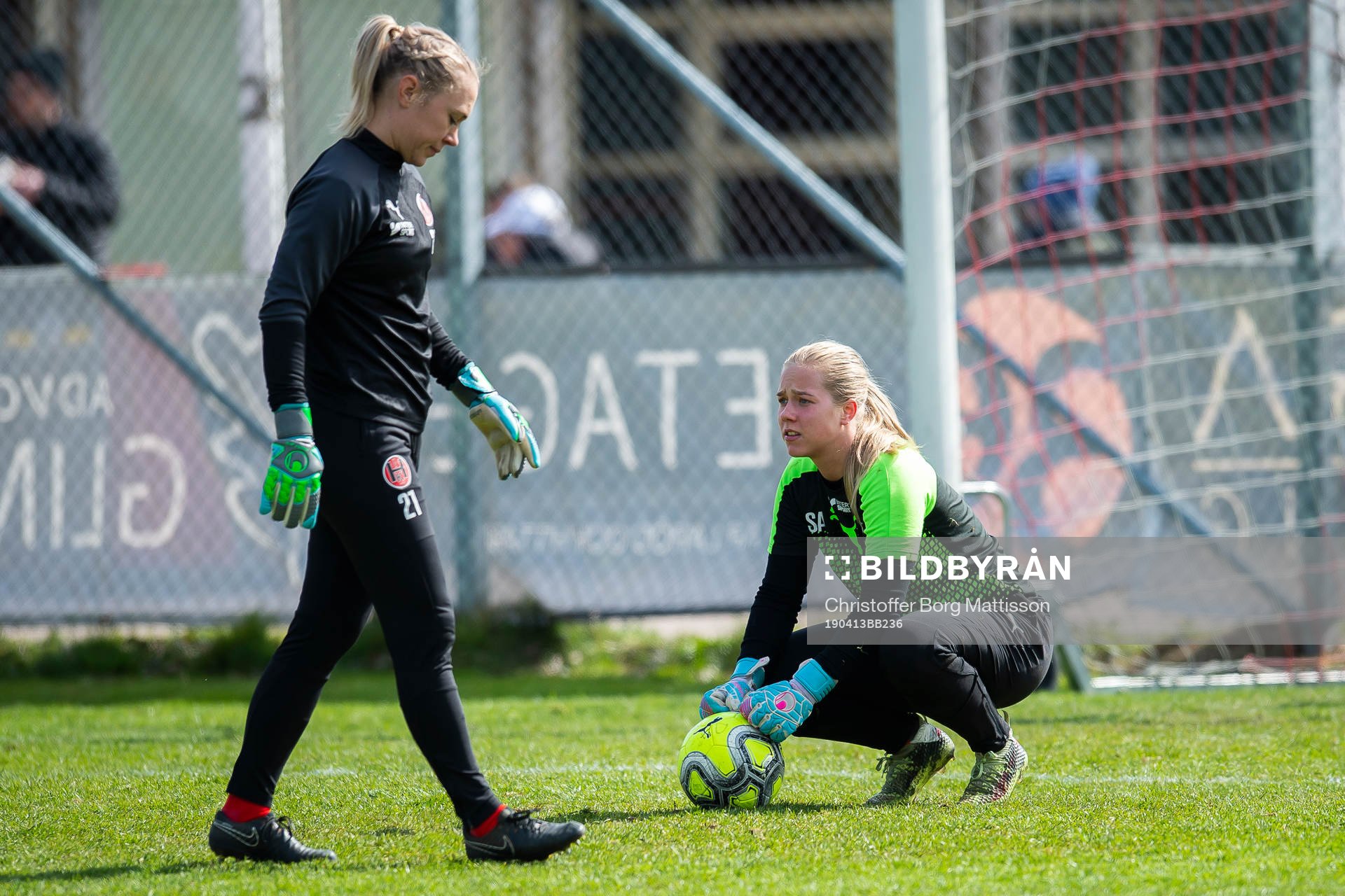 Hittarps målvakter Josefin Månsson och Sofia Andersson
