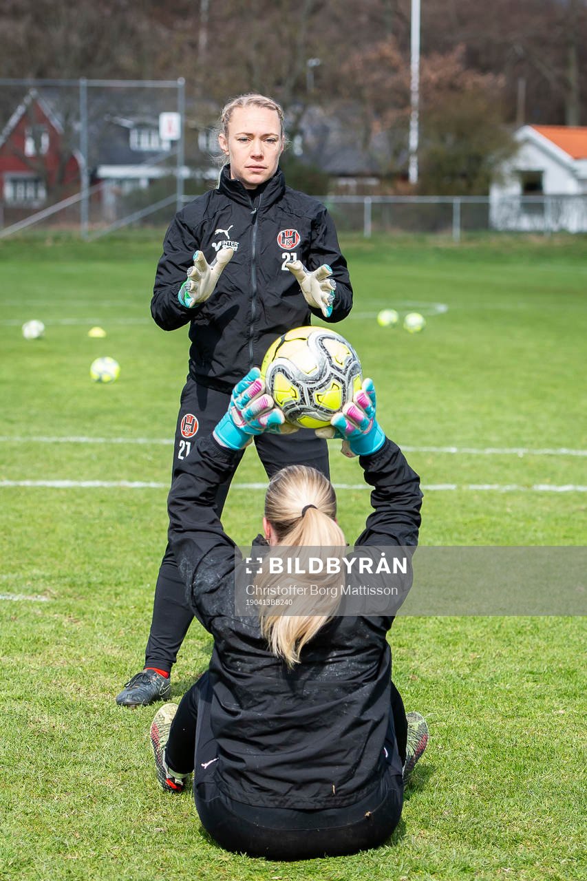 Hittarps målvakter Josefin Månsson och Sofia Andersson