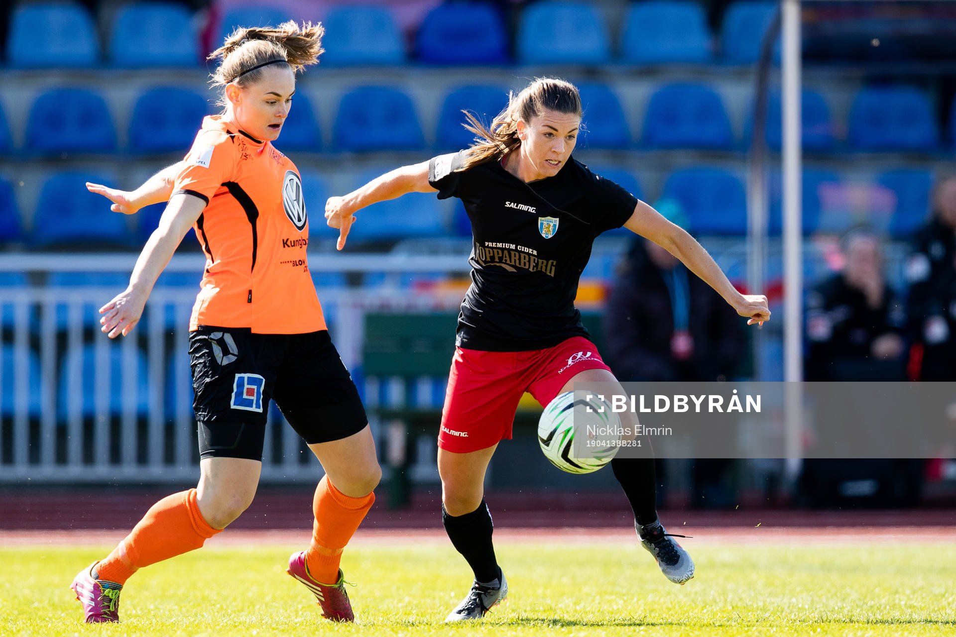 Kungsbackas Lina Gerhardsson och Göteborgs Rebecka Blomqvist under fotbollsmatchen i Damallsvenskan mellan Kungsbacka och Kopparbergs/Göteborg den 13 april 2019 i Varberg.