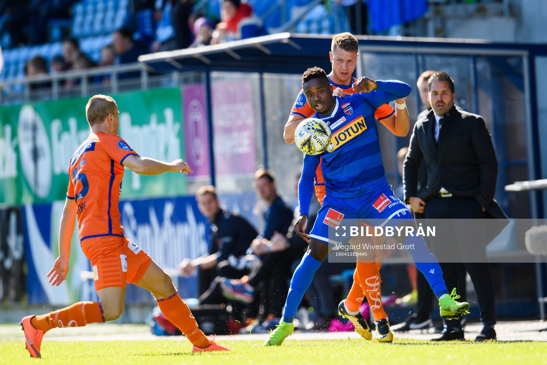 Brice Wembangomo of Sandefjord and Hólmbert Fridjónsson