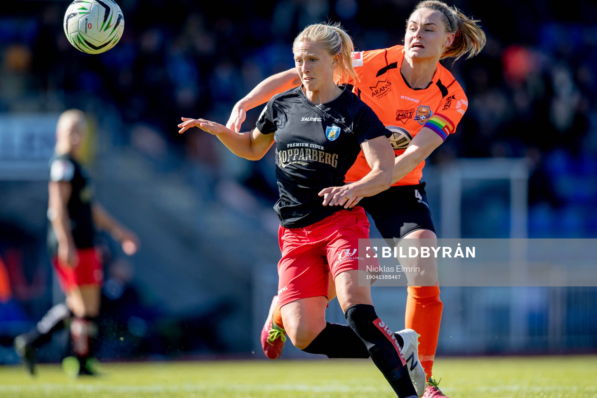 Göteborgs Rebecka Blomqvist fälls av Kungsbackas Malin Fors under fotbollsmatchen i Damallsvenskan mellan Kungsbacka och Kopparbergs/Göteborg den 13 april 2019 i Varberg. 