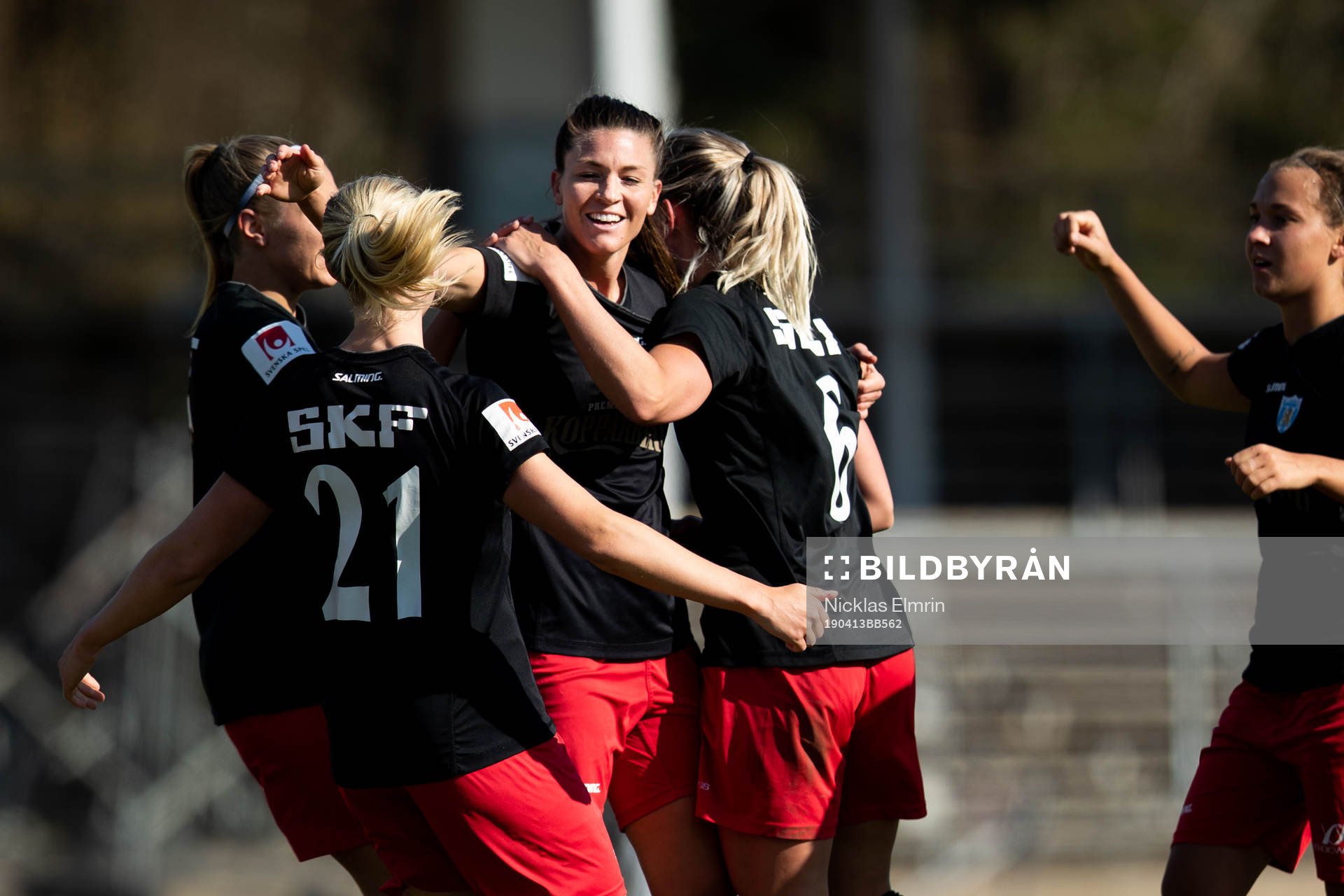 Göteborgs Pauline Hammarlund jublar efter 3-0 målet under fotbollsmatchen i Damallsvenskan mellan Kungsbacka och Kopparbergs/Göteborg den 13 april 2019 i Varberg.