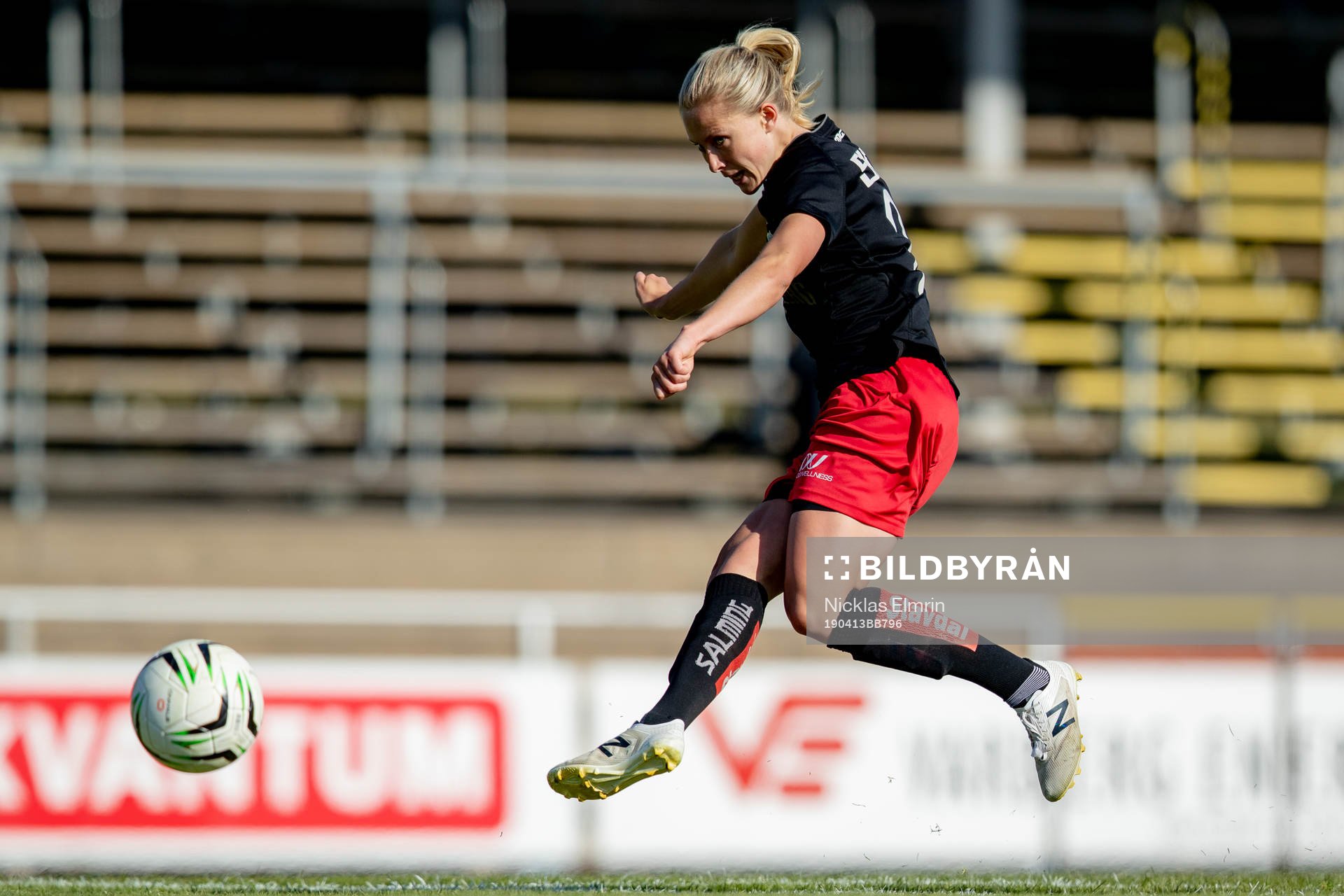 Göteborgs Rebecka Blomqvist under fotbollsmatchen i Damallsvenskan mellan Kungsbacka och Kopparbergs/Göteborg den 13 april 2019 i Varberg. 
