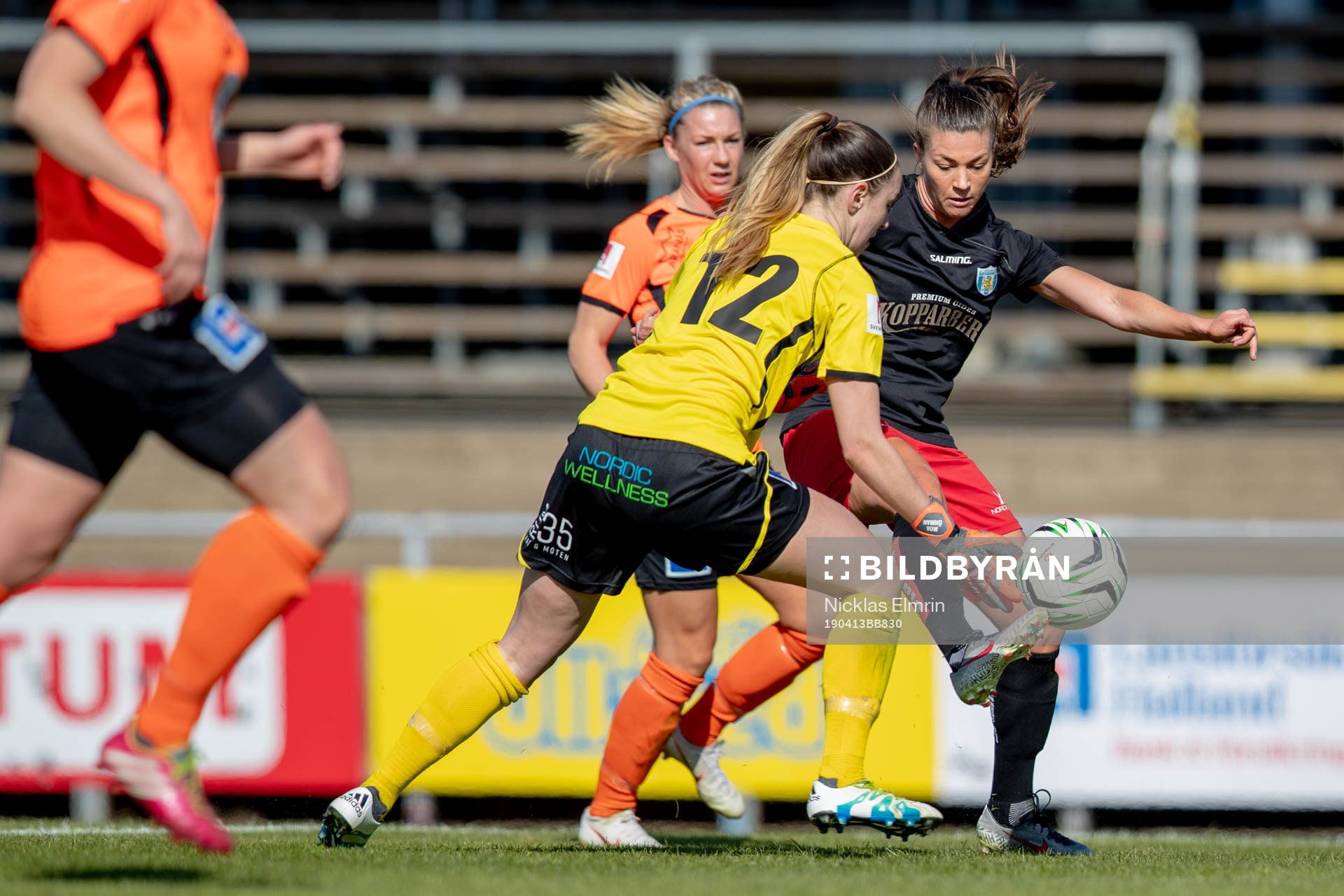 Kungsbackas målvakt Moa Öhman i kamp med Göteborgs Pauline Hammarlund  under fotbollsmatchen i Damallsvenskan mellan Kungsbacka och Kopparbergs/Göteborg den 13 april 2019 i Varberg. 
