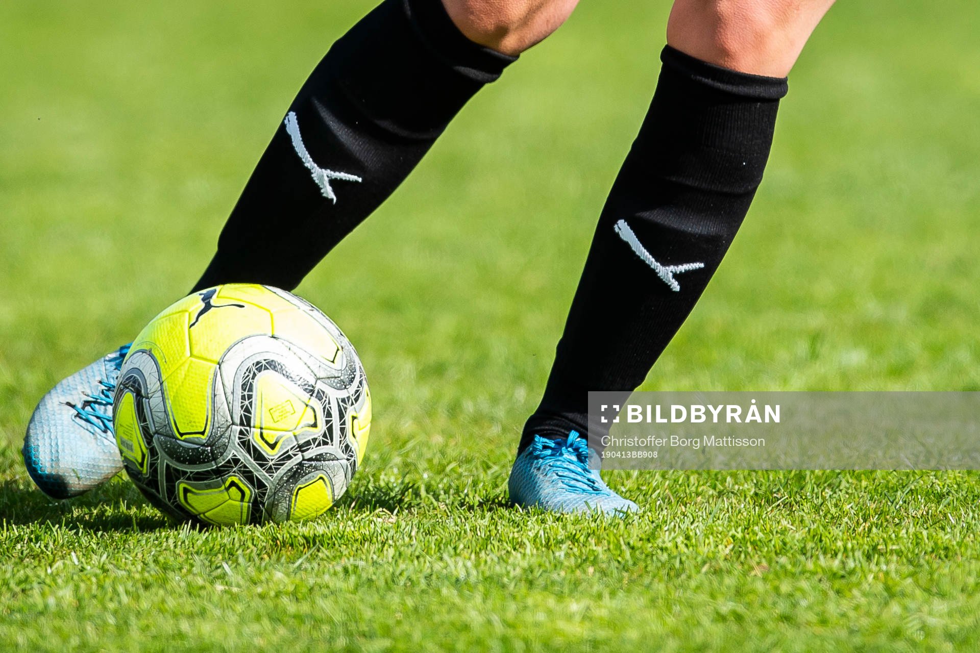 Fotbollsspelare med boll
