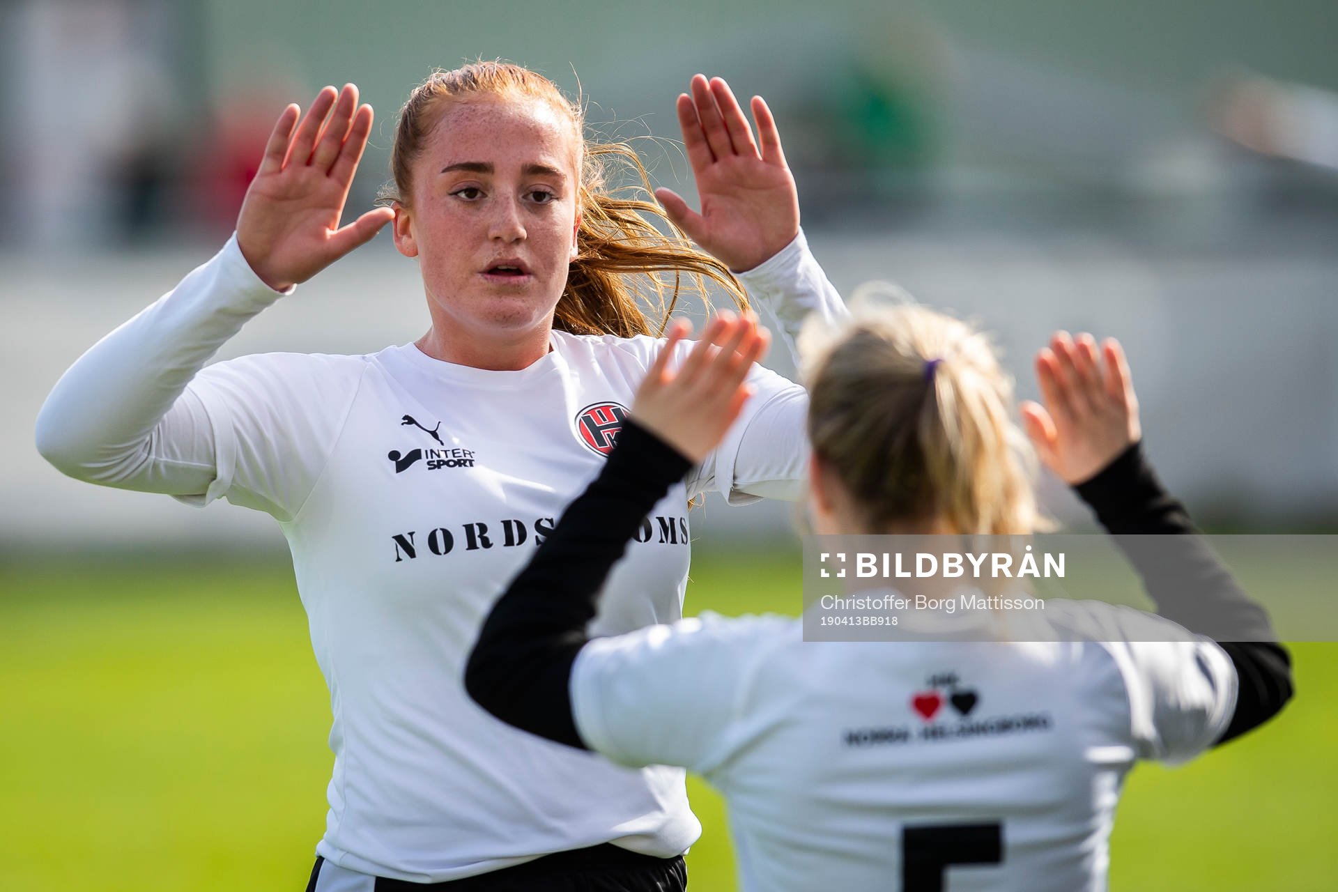Hittarps Ida Löfving och Evelina Eklund jublar under fotbollsmatchen i Division 1 Södra Götaland mellan Hittarp och Lörby den 13 april 2019 i Helsingborg.