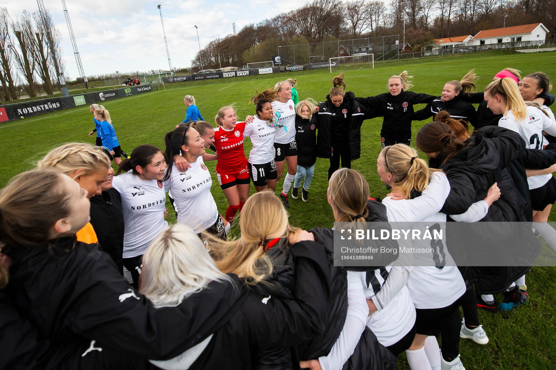 Hittarps spelare jublar efter fotbollsmatchen i Division 1 Södra Götaland mellan Hittarp och Lörby den 13 april 2019 i Helsingborg.