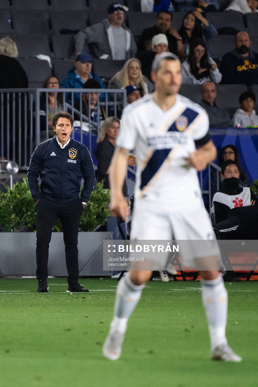 Head coach Guillermo Barros Schelotto behind Zlatan