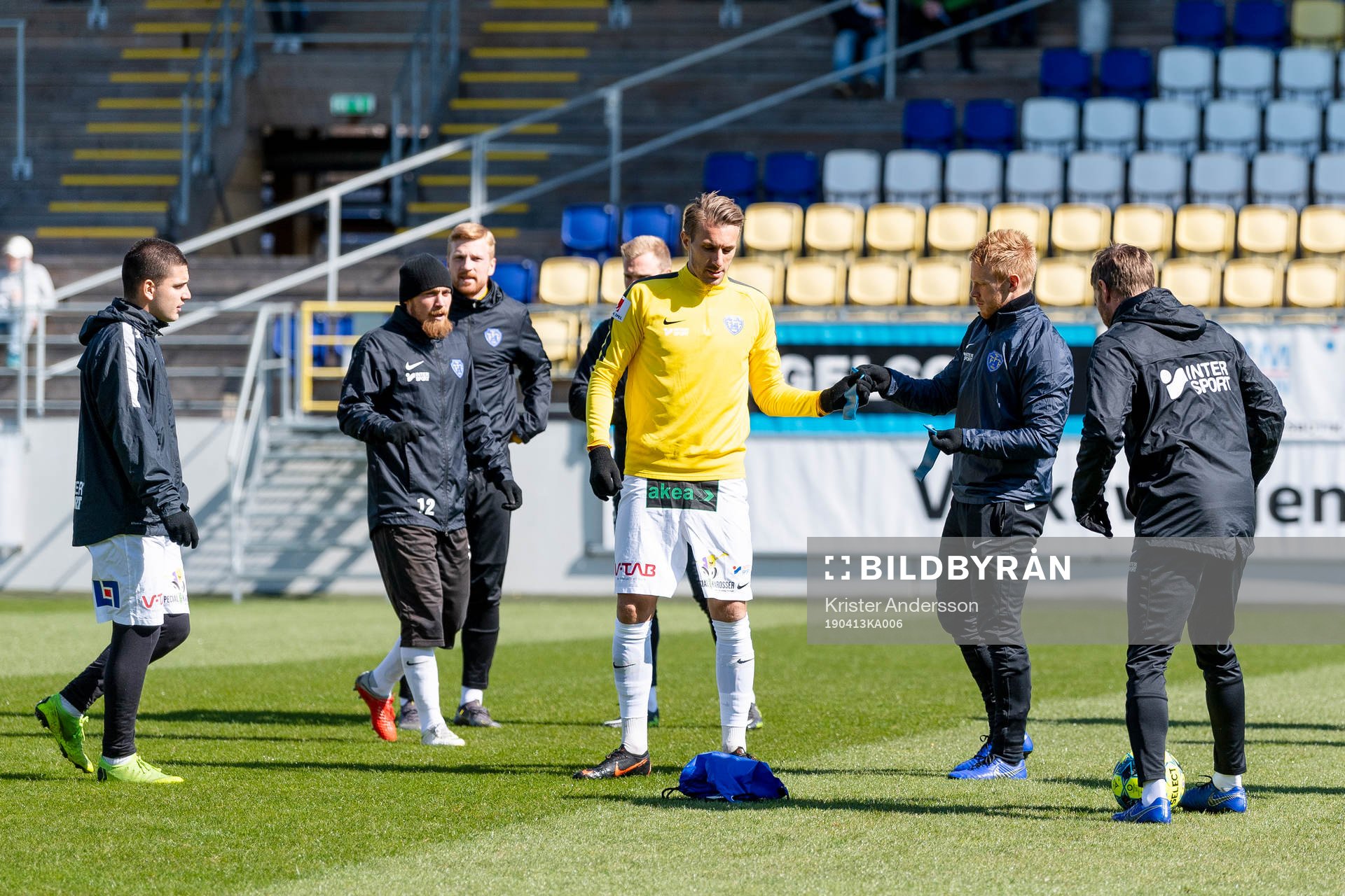 Falkenbergs spelare före fotbollsmatchen i Allsvenskan