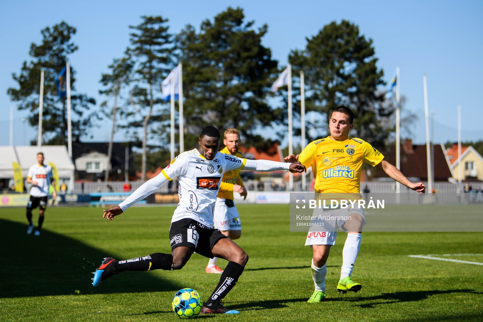 Häckens Elohor Ekpolo slår ett inlägg