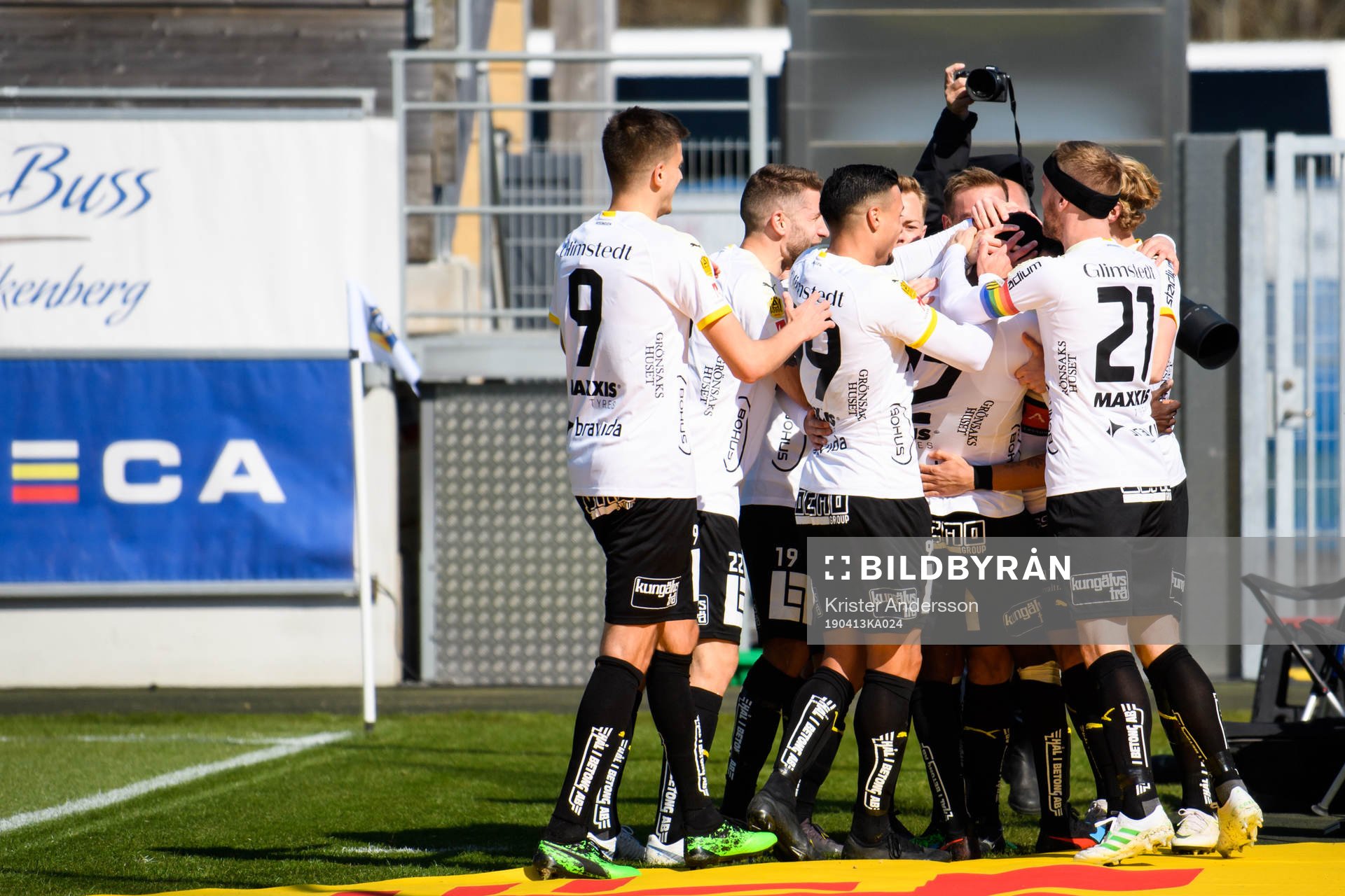 Häckens spelare jublar