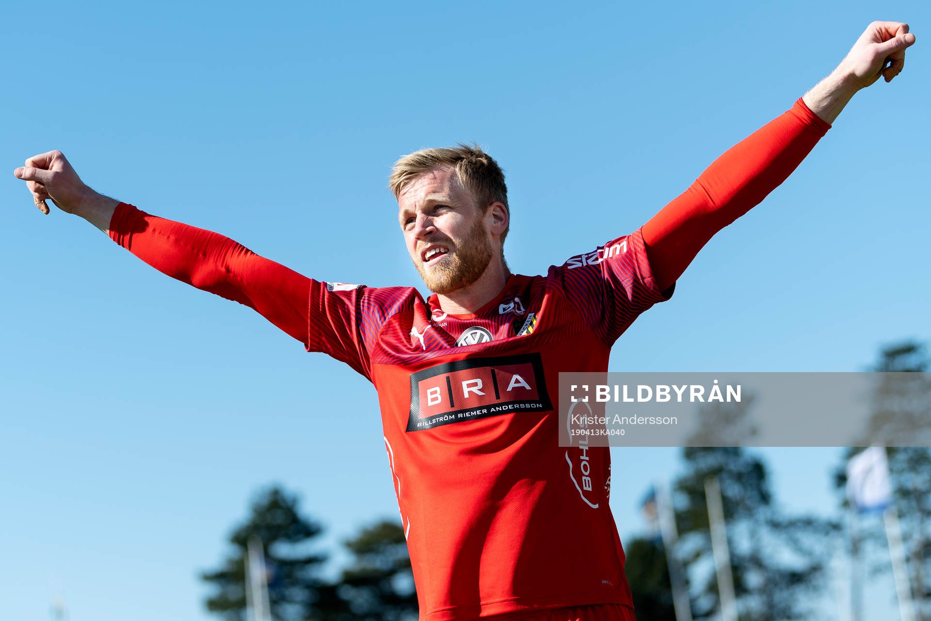 Häckens målvakt Peter Abrahamsson jublar