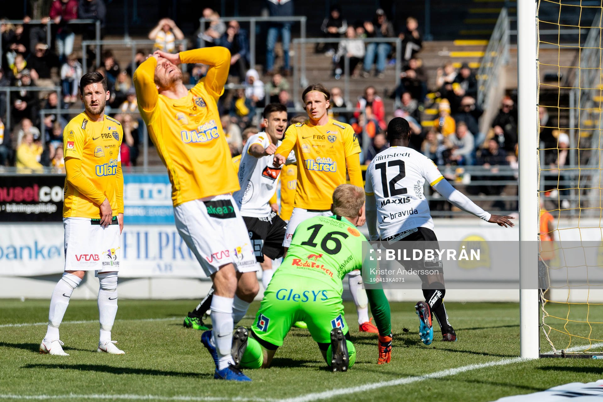 Häckens Elohor Ekpolo gör 0-1 och Falkenbergs spelare