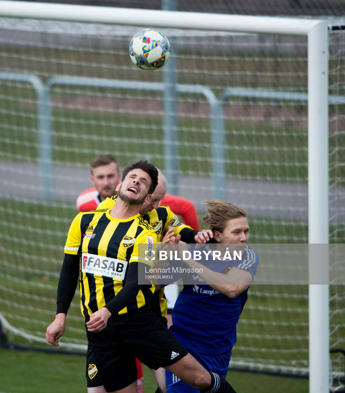 IFK Hässleholms Egzon Ademi i matchen i division 2 mellan