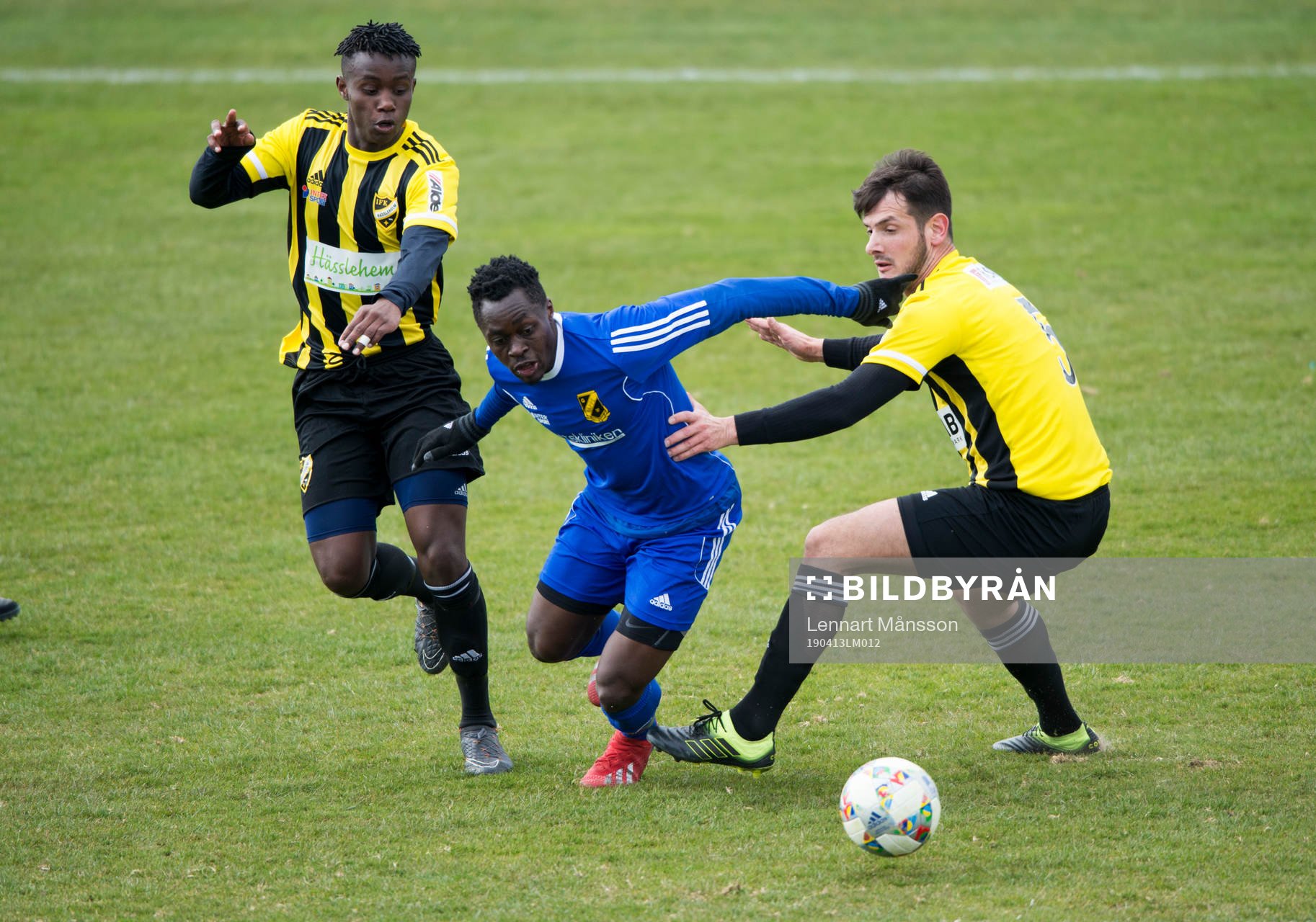 IFK Hässleholms Carl Mujaguzi och Egzon Ademi i matchen i