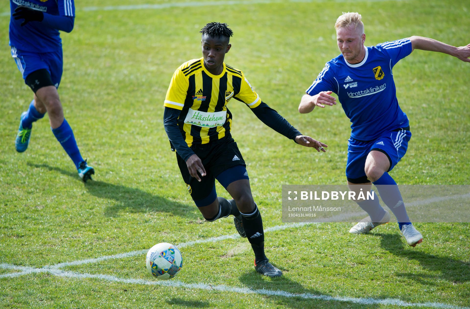 IFK Hässleholms Carl Mujaguzi i matchen i division 2