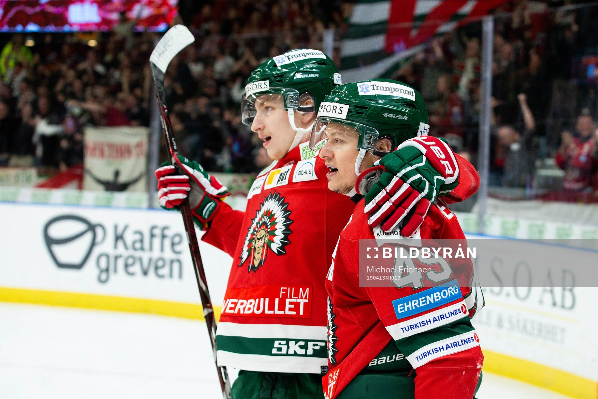 Frölundas Rhett Rakshani och Jacob Moverare jublar