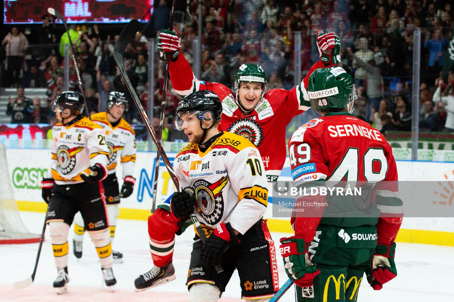 Frölundas Jacob Moverare jublar mot Rhett Rakshani