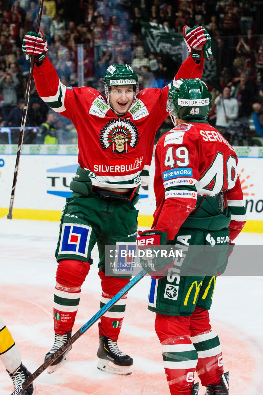 Frölundas Rhett Rakshani jublar ihop med Jacob Moverare