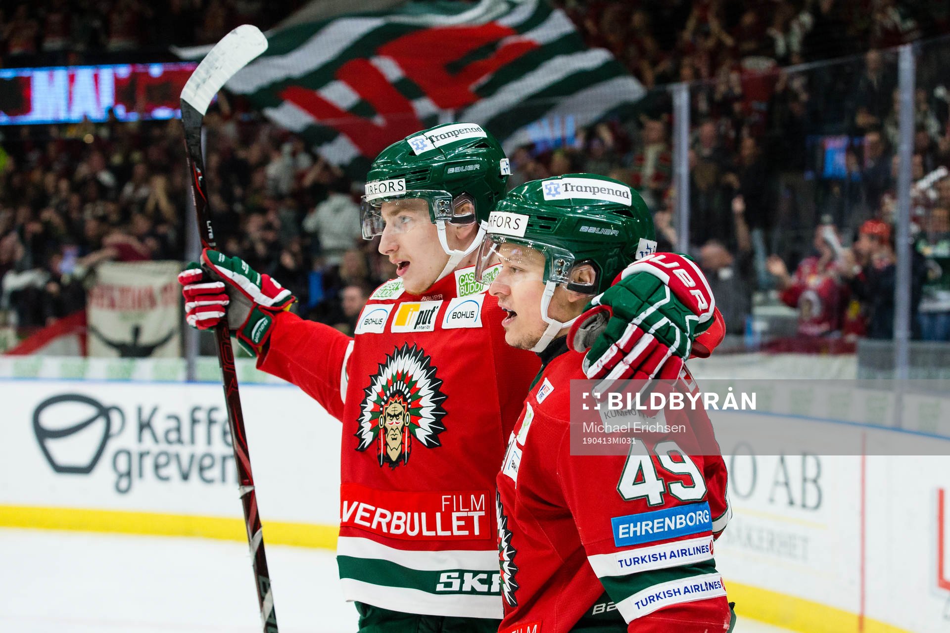 Frölundas Rhett Rakshani jublar ihop med Jacob Moverare