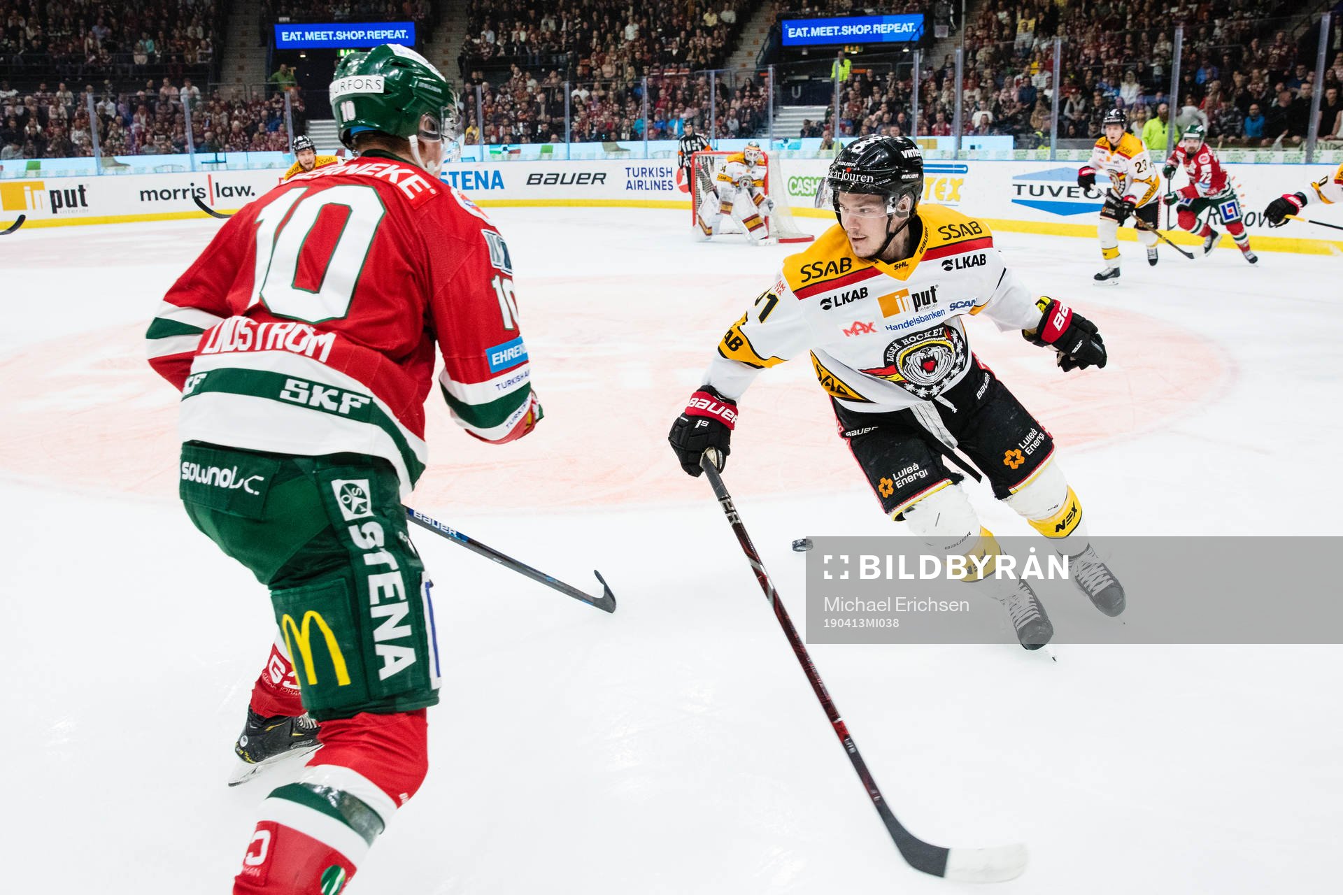 Frölundas Gustav Lindström tacklar Luleås Austin Farley