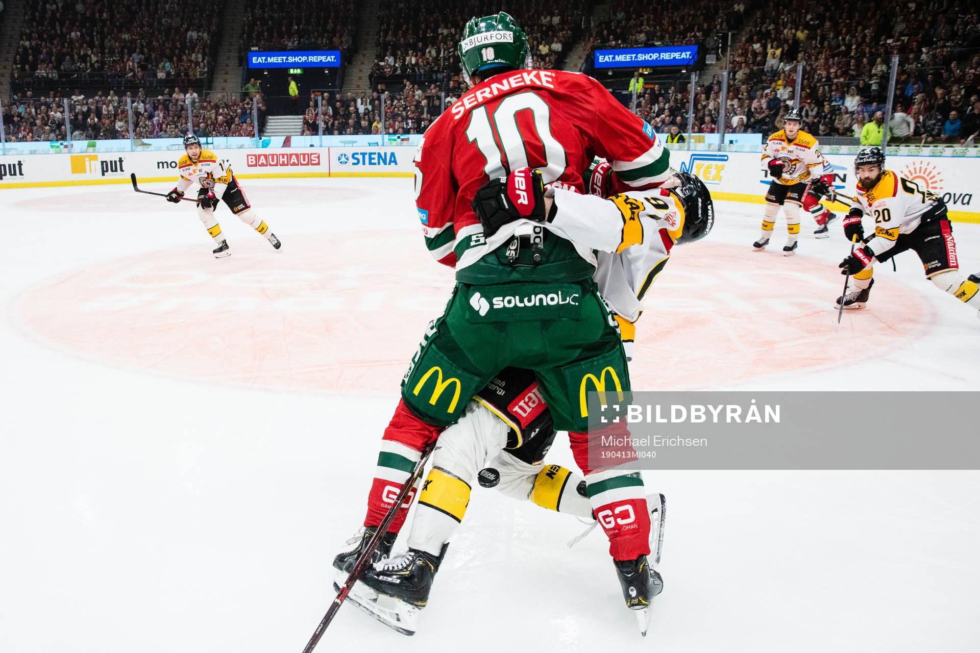 Frölundas Gustav Lindström tacklar Luleås Austin Farley