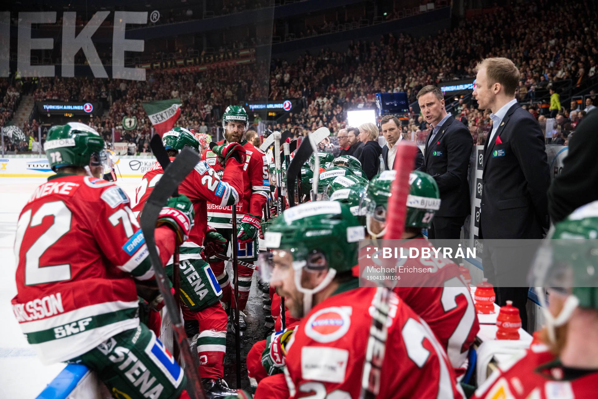 Frölundas tränare Roger Rönnberg pratar med sitt lag
