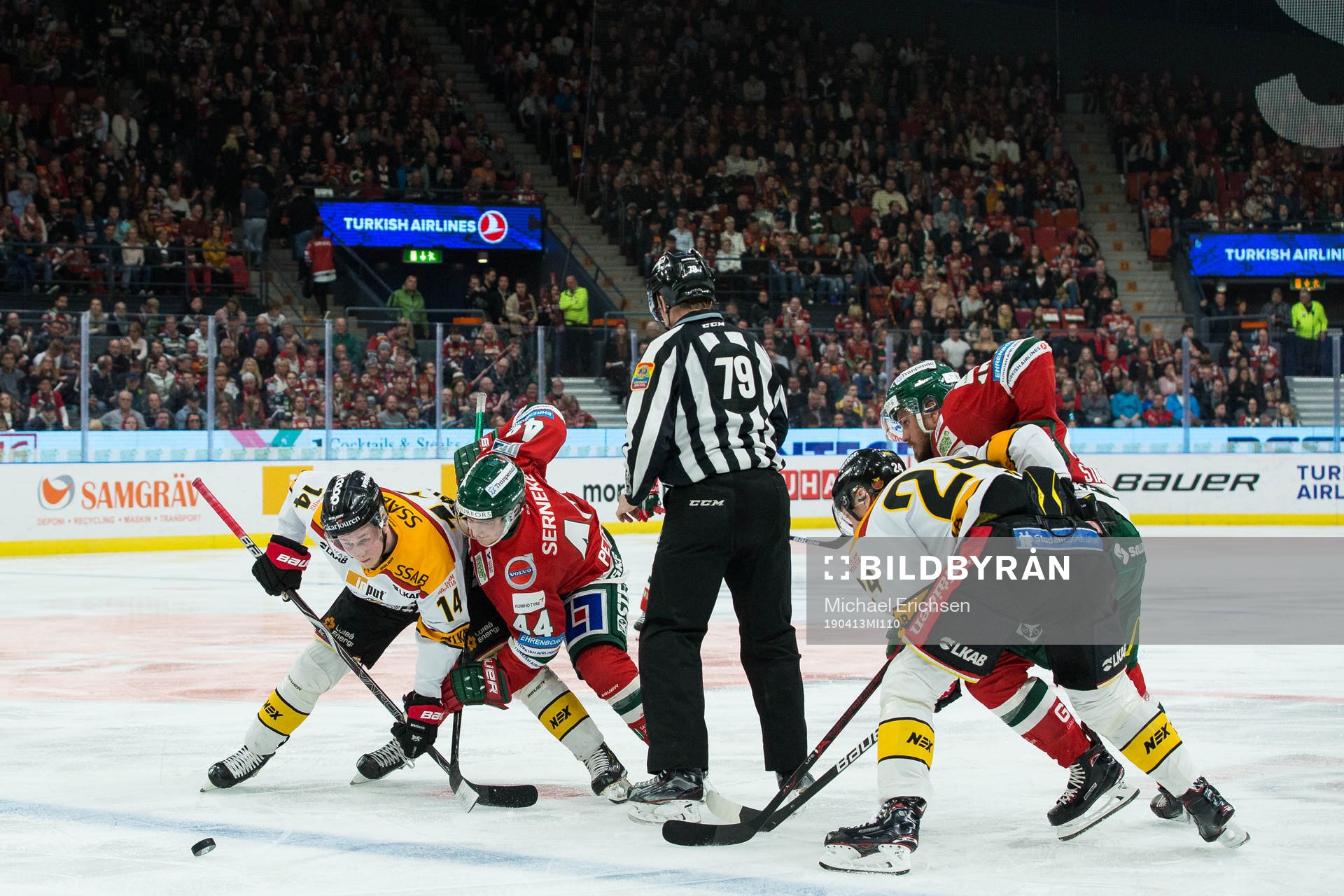 Luleås Jonas Berglund tekar mot Frölundas Jacob Peterson