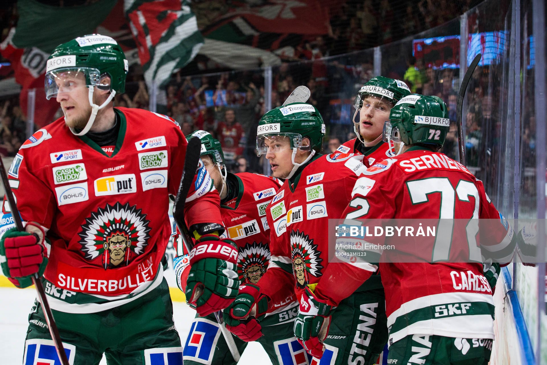 Frölundas Rhett Rakshani jublar med lagkamrater