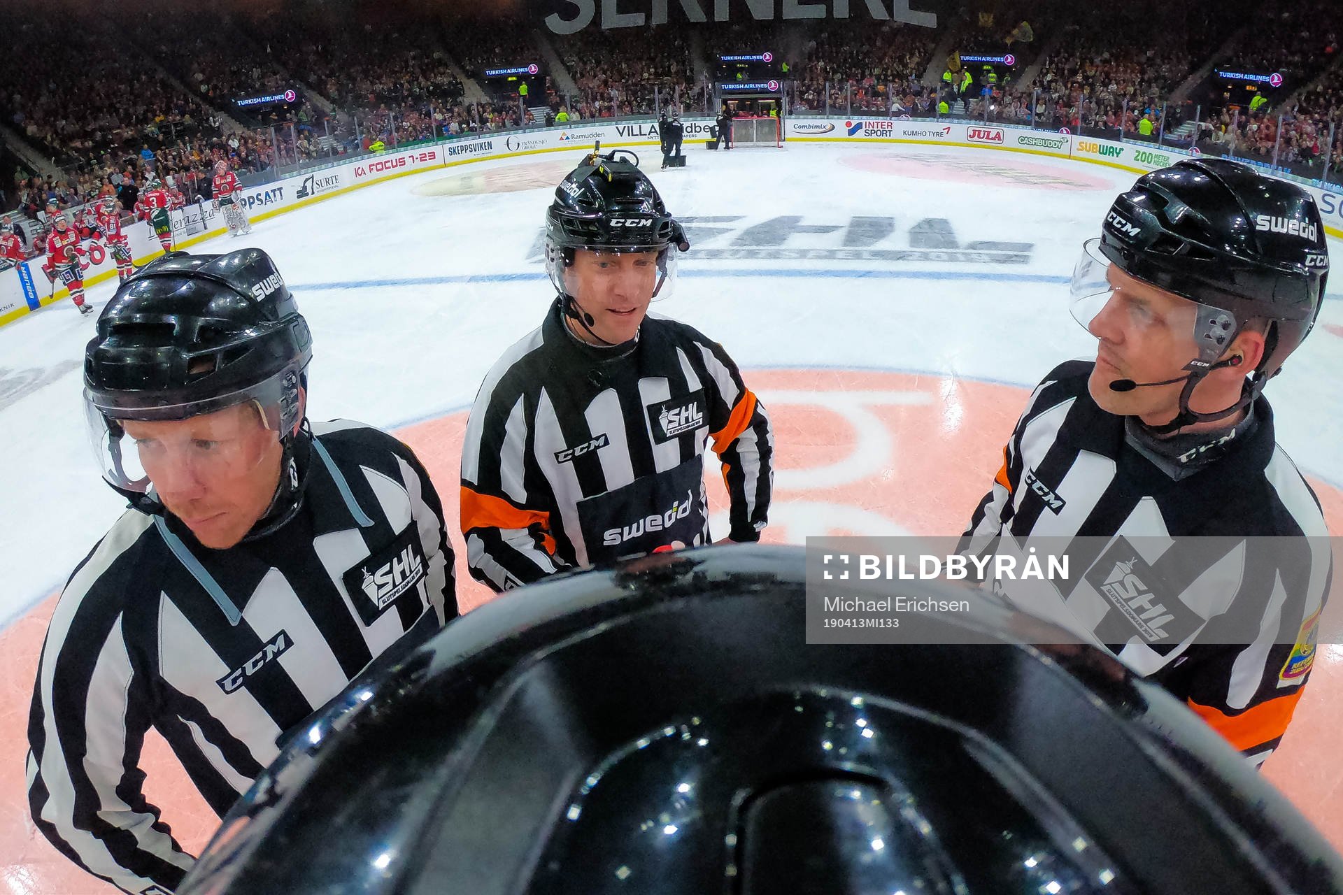 Linjedomare Henrik Pihlblad, domare Mikael Nord och Sören