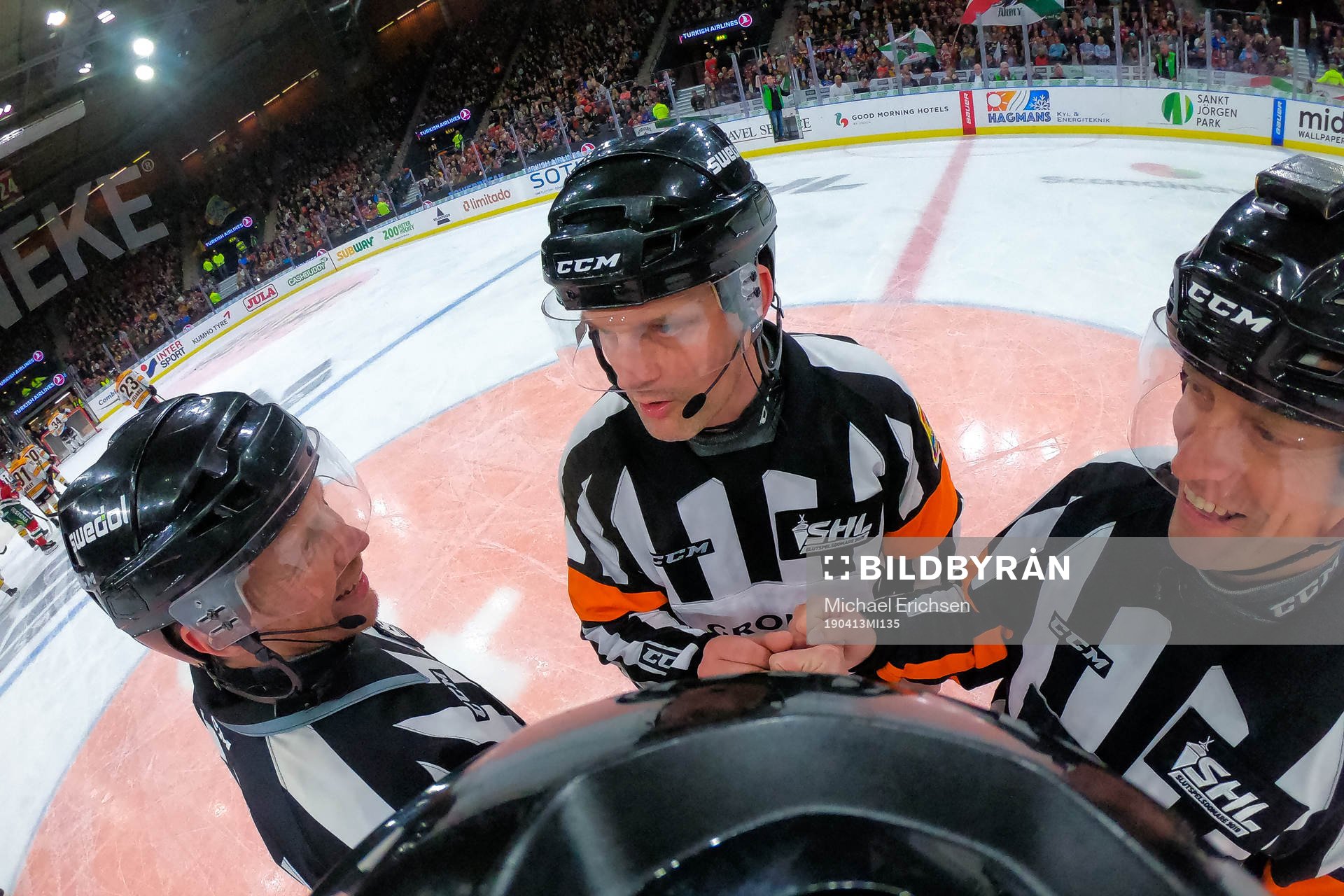 Linjedomare Henrik Pihlblad, domare Mikael Nord och Sören