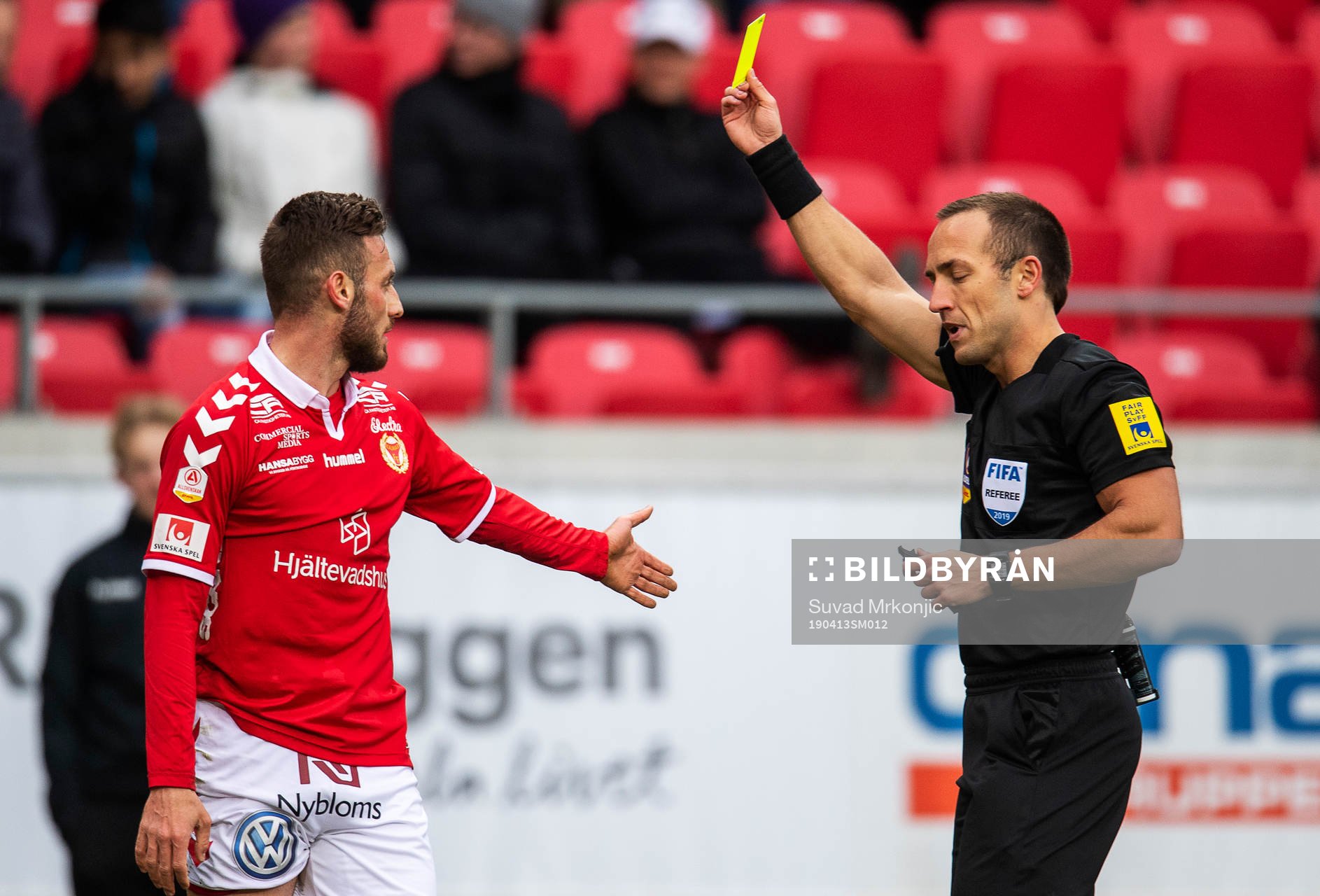 Domaren Kaspar Sjöberg varnar Kalmars Fidan Aliti