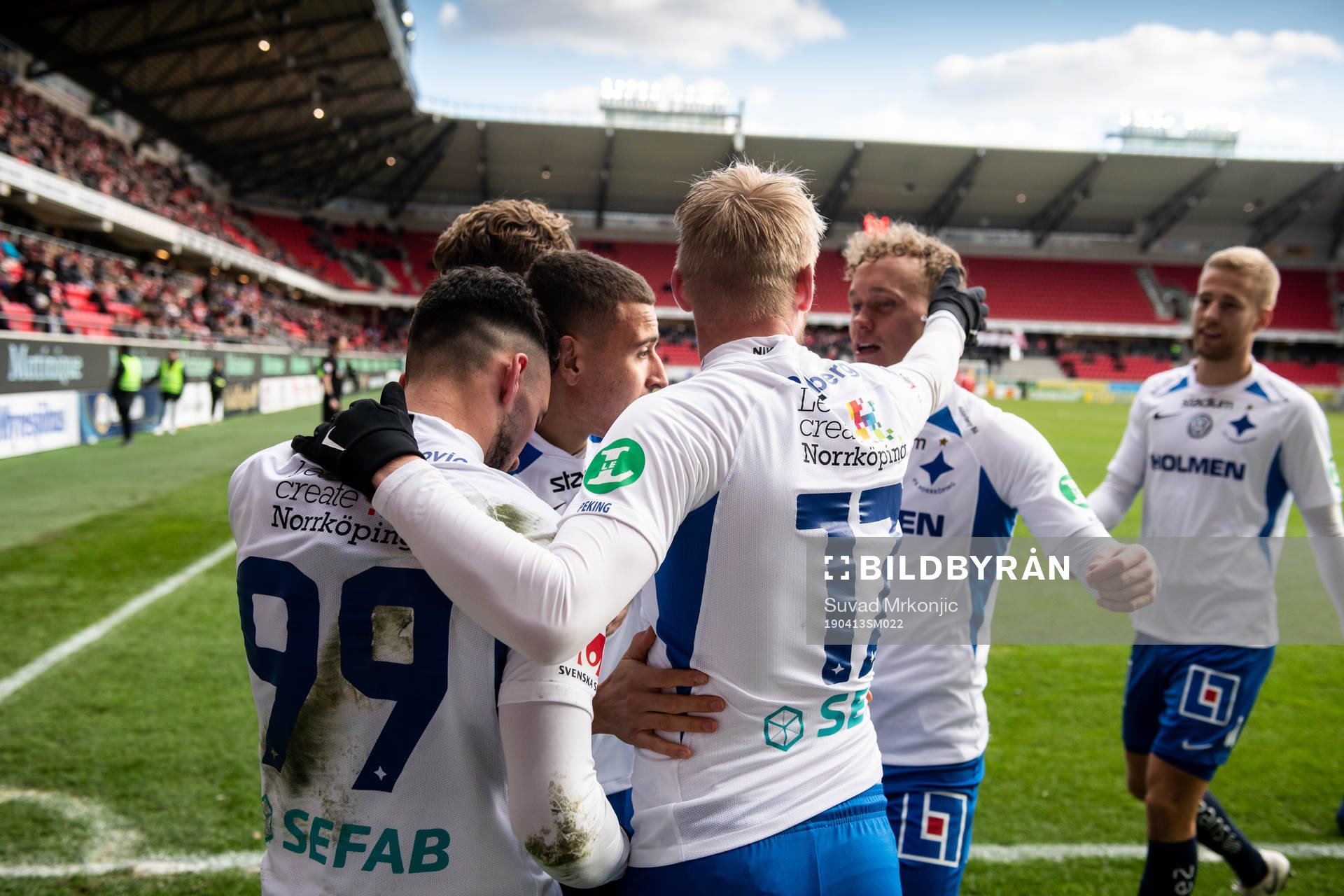 IFK Norrköpings spelare jublar med Jordan Larsson efter 0-1 målet under fotbollsmatchen i Allsvenskan mellan Kalmar och Norrköping den 13 april 2019 i Kalmar.