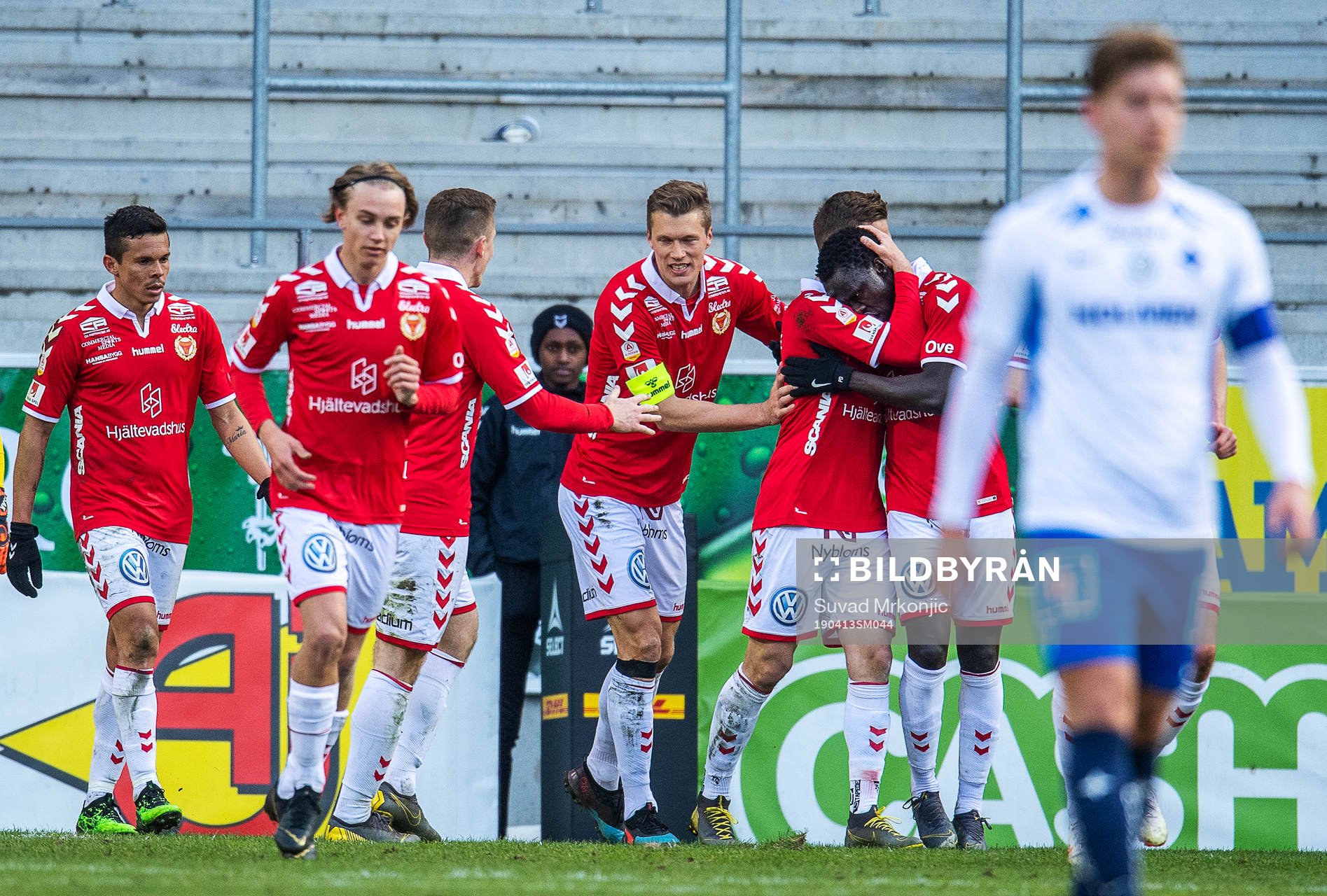 Kalmars Papa Alioune Diouf jublar med lagkamrater efter sitt 2-2 mål under fotbollsmatchen i Allsvenskan mellan Kalmar och Norrköping den 13 april 2019 i Kalmar.