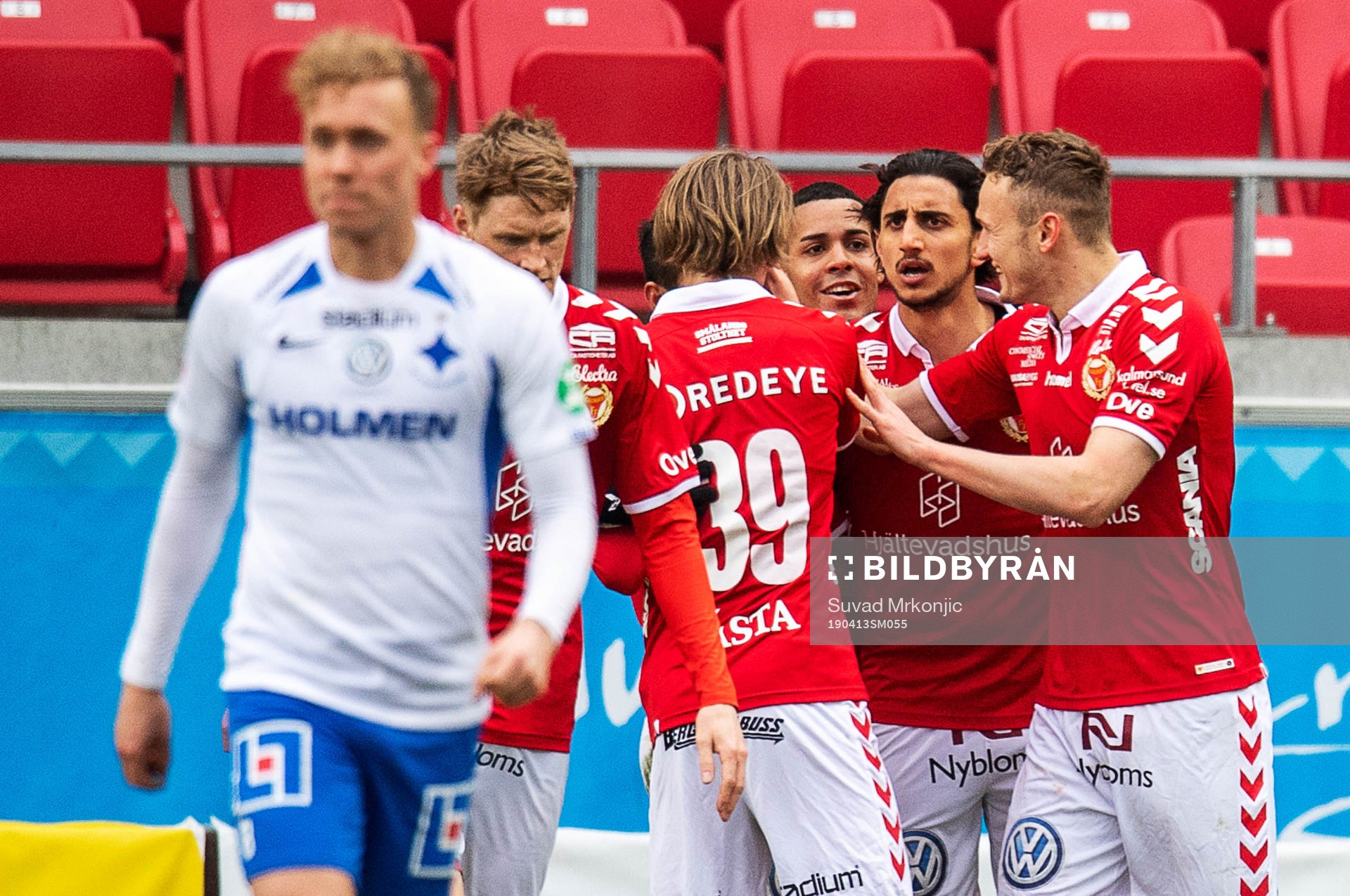 Kalmarspelarna jublar efter Romário Pereira Sipião 1-1 mål under fotbollsmatchen i Allsvenskan mellan Kalmar och Norrköping den 13 april 2019 i Kalmar.