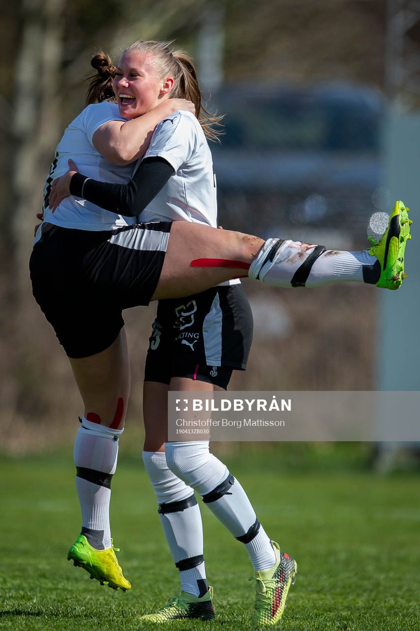 Hittarps Isabell Angel och Maria Westerblad jublar efter 1-0 målet under fotbollsmatchen i Division 1 Södra Götaland mellan Hittarp och Lörby den 13 april 2019 i Helsingborg.