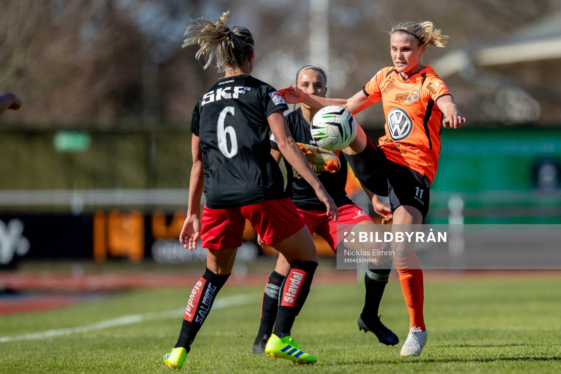 Kungsbackas Sara Nilsson i kamp med Göteborgs Julia Roddar under fotbollsmatchen i Damallsvenskan mellan Kungsbacka och Kopparbergs/Göteborg den 13 april 2019 i Varberg.