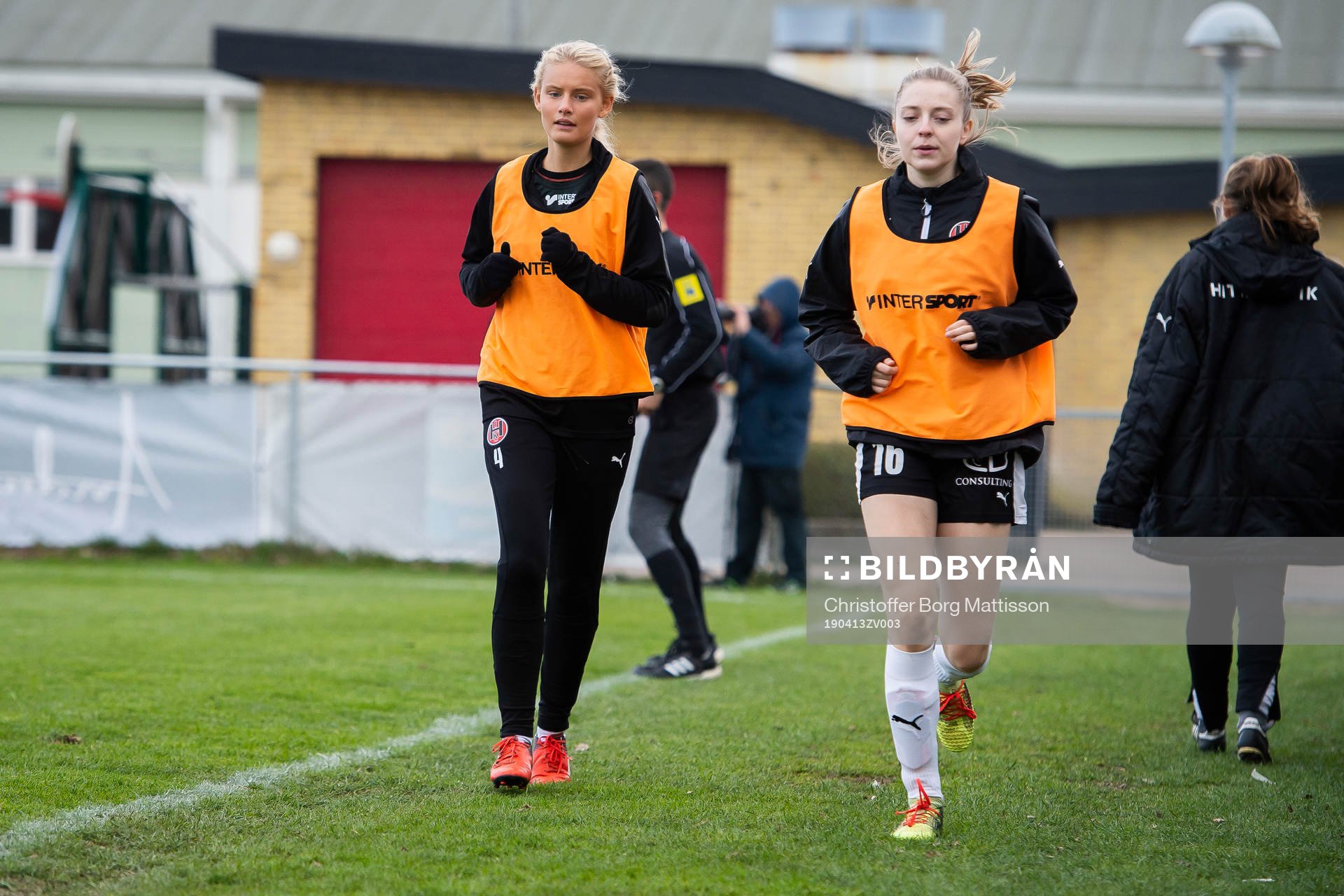 Hittarps Julia Frigell Jansson och Vilma Pålsson under fotbollsmatchen i Division 1 Södra Götaland mellan Hittarp och Lörby den 13 april 2019 i Helsingborg.