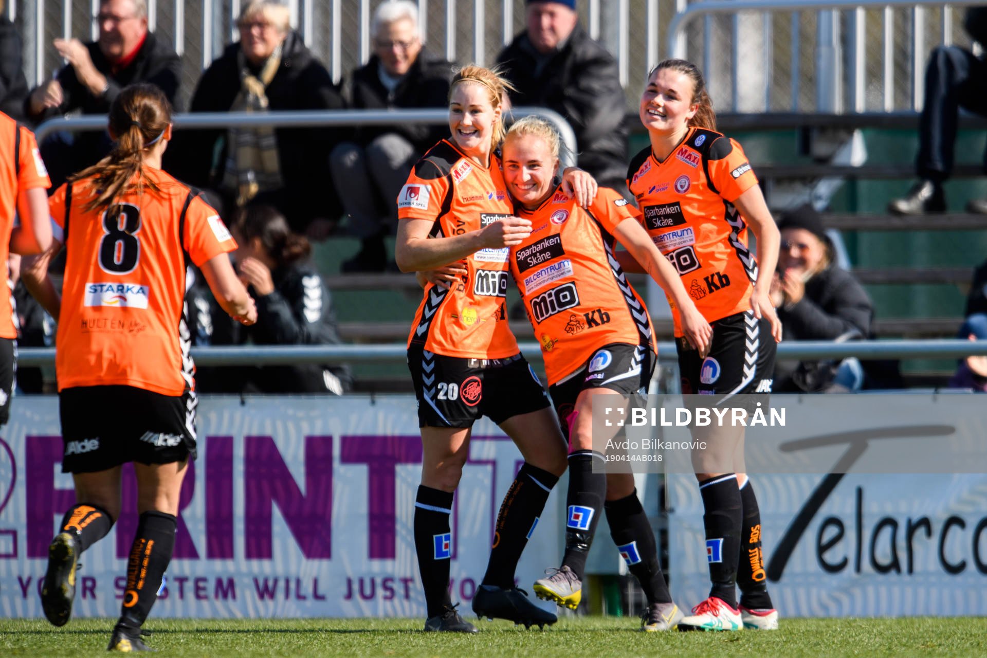 Kristianstads spelare jublar med Thórdis Sigfúsdóttir efter 4-0 målet under fotbollsmatchen i Damallsvenskan mellan Kristianstad och Limhamn Bunkefloden 14 april 2019 i Kristianstad.