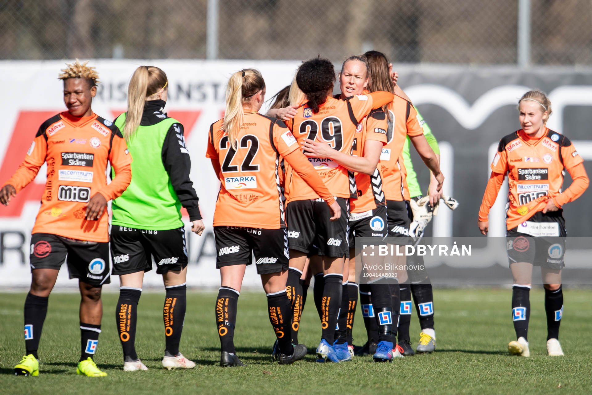 Kristianstads spelare jublar efter slutsignalen under fotbollsmatchen i Damallsvenskan mellan Kristianstad och Limhamn Bunkefloden 14 april 2019 i Kristianstad.