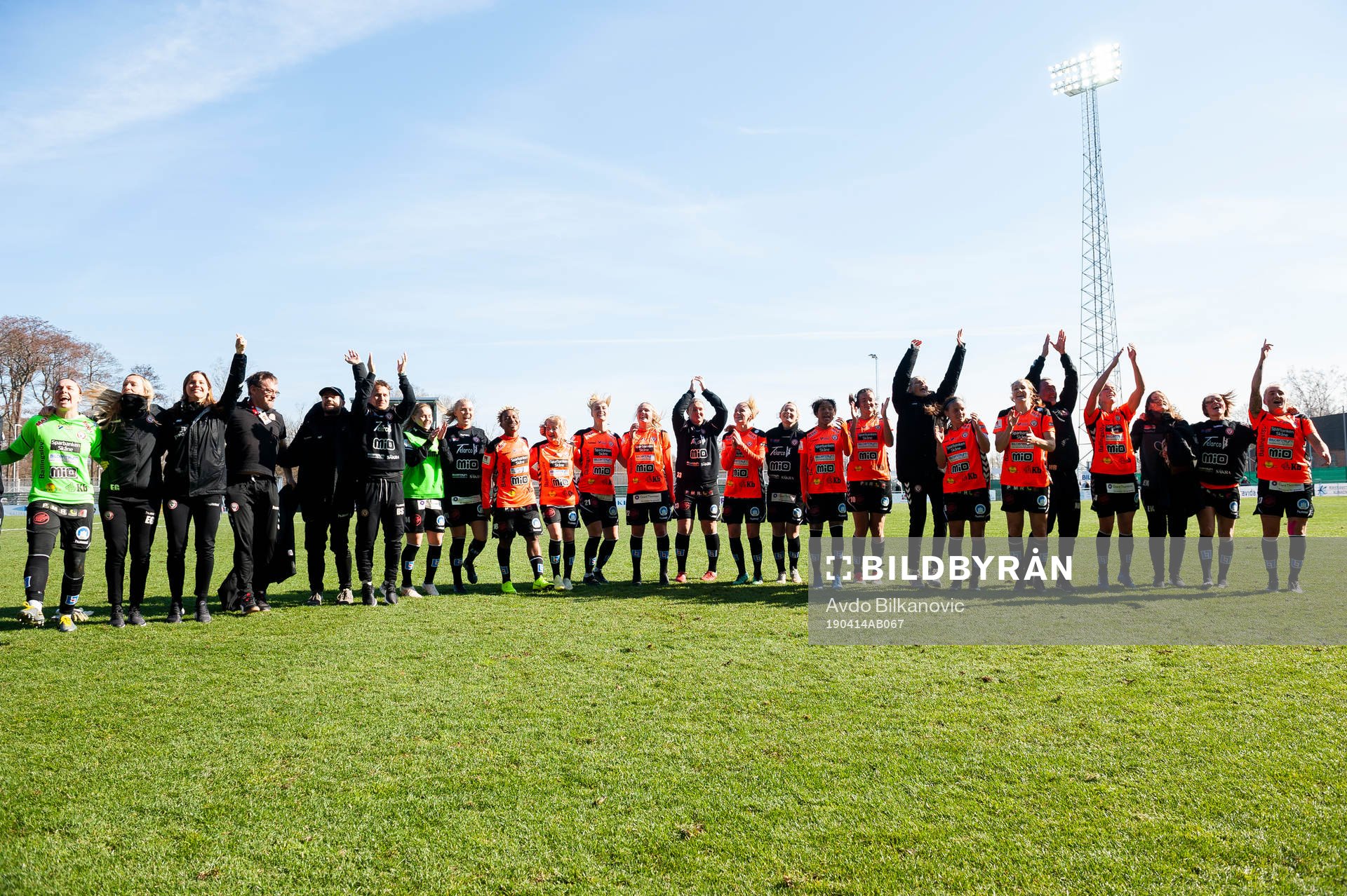 Kristianstads spelare jublar efter slutsignalen under fotbollsmatchen i Damallsvenskan mellan Kristianstad och Limhamn Bunkefloden 14 april 2019 i Kristianstad.